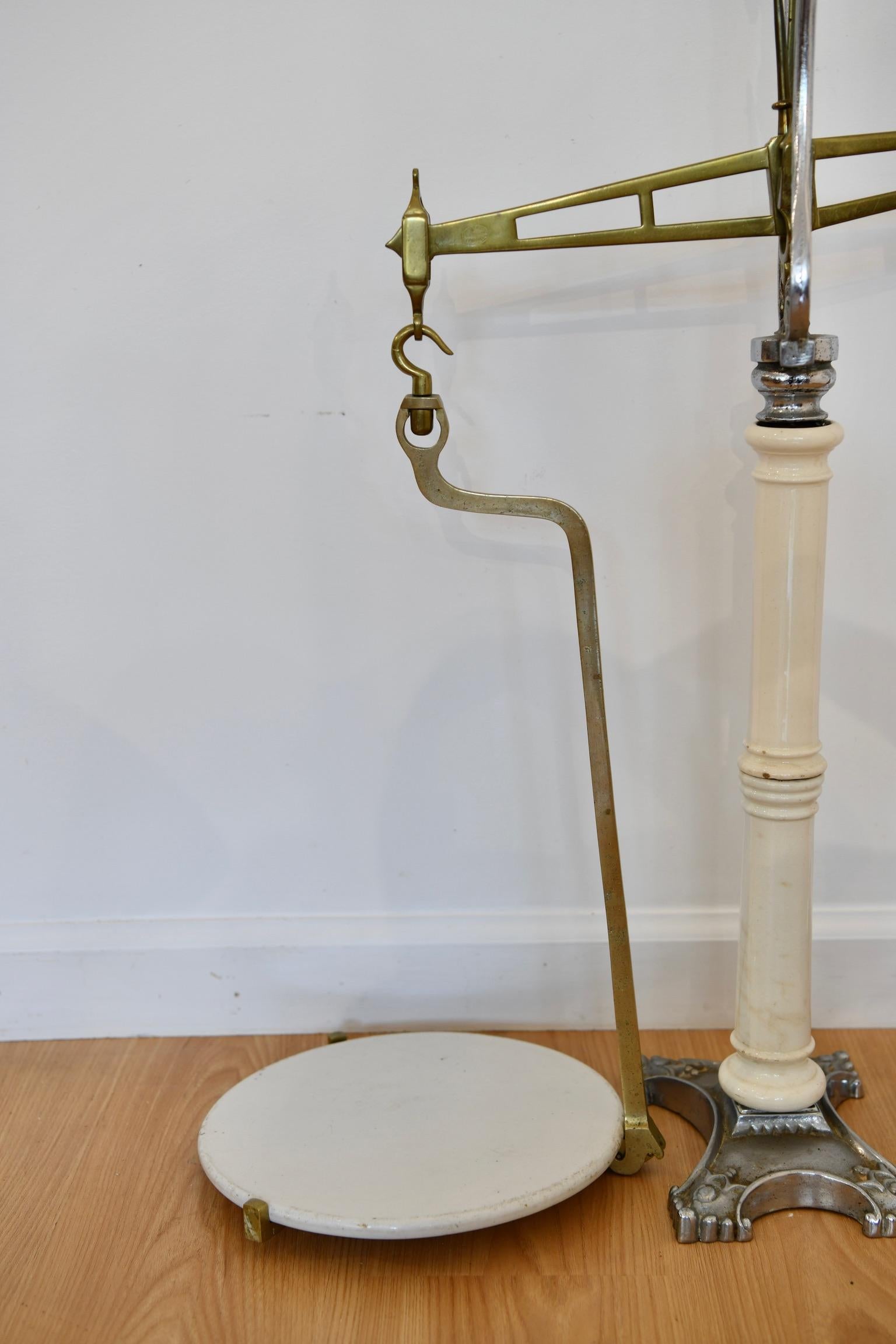 Victorian brass balance scale made by Hunt & Co, England For Sale 2