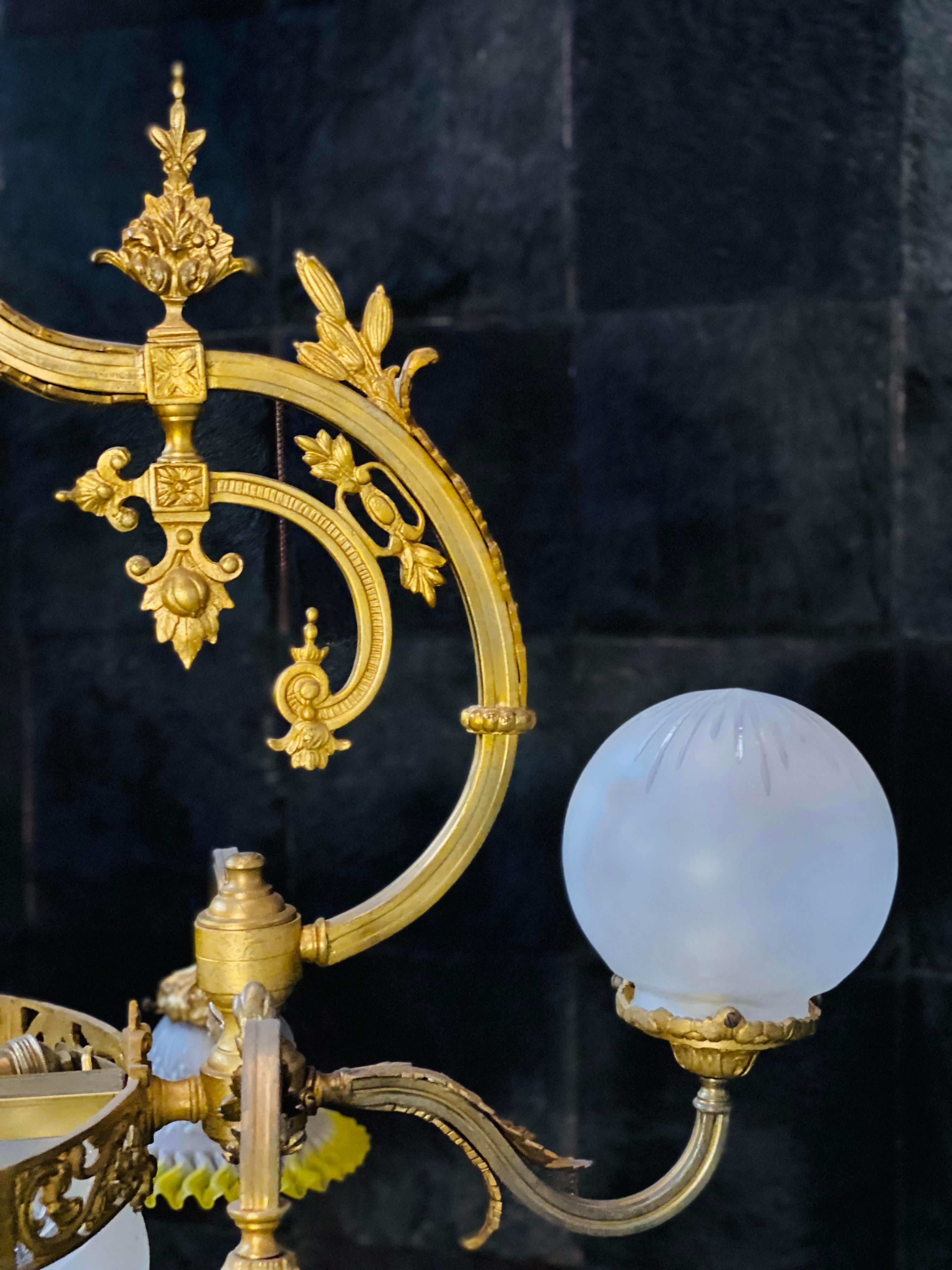 Viktorianischer Kronleuchter aus Messing mit Glasschirmen (Europäisch) im Angebot