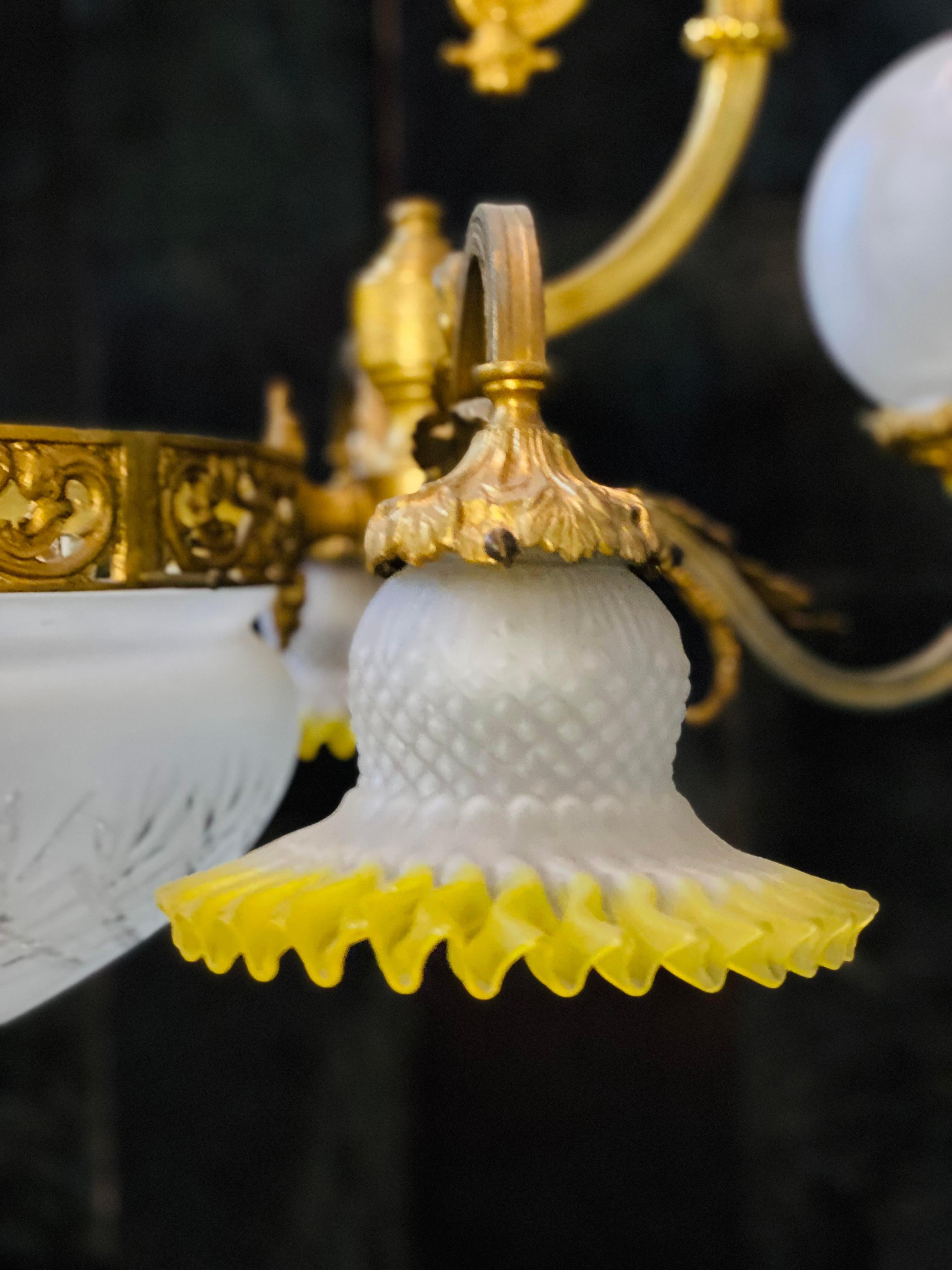 Viktorianischer Kronleuchter aus Messing mit Glasschirmen im Zustand „Hervorragend“ im Angebot in Los Angeles, CA