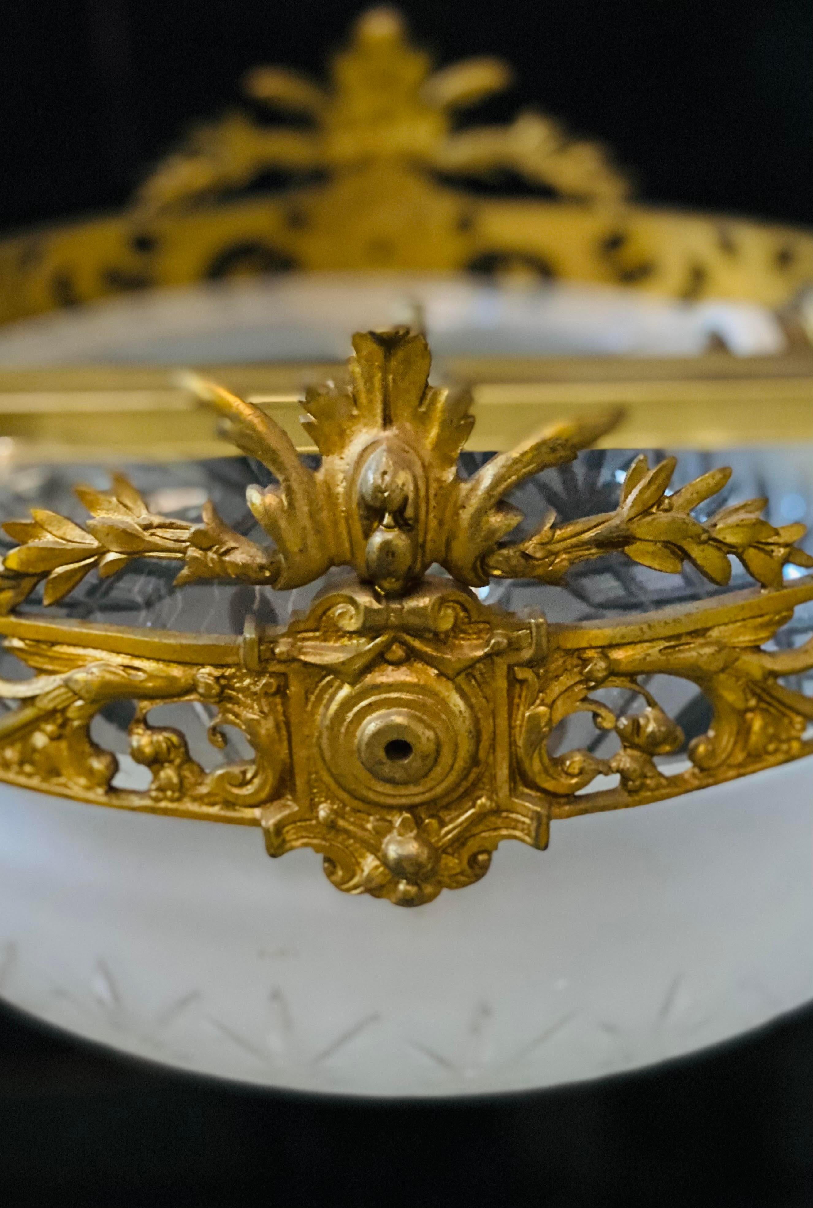 Viktorianischer Kronleuchter aus Messing mit Glasschirmen (19. Jahrhundert) im Angebot