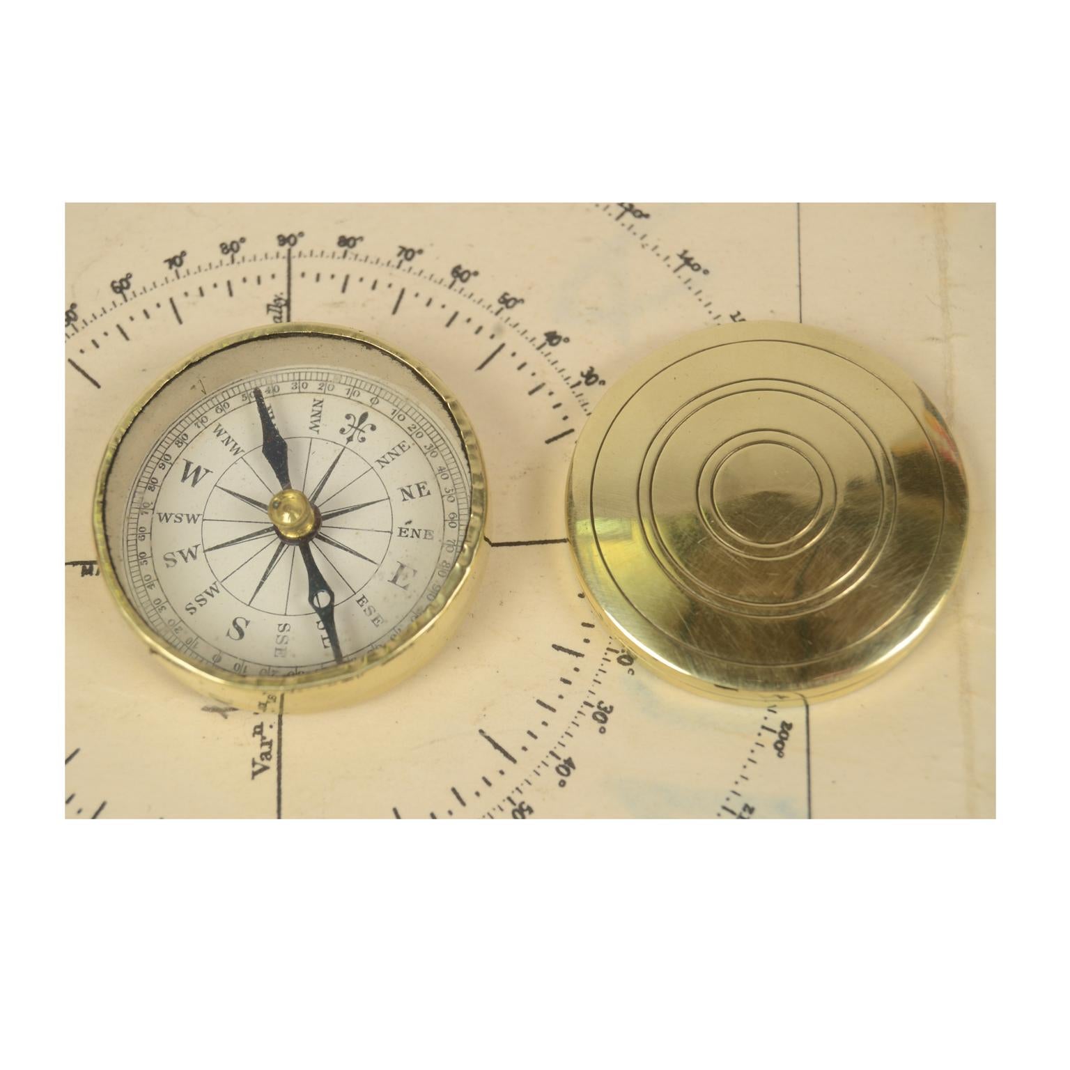 Small pocket compass for travelers, from the Victorian era, UK late 19th century, of brass, compass card on paper with sixteen winds, complete with goniometric circle. In excellent condition and in perfect working order. Compass diameter 3.5 cm,
