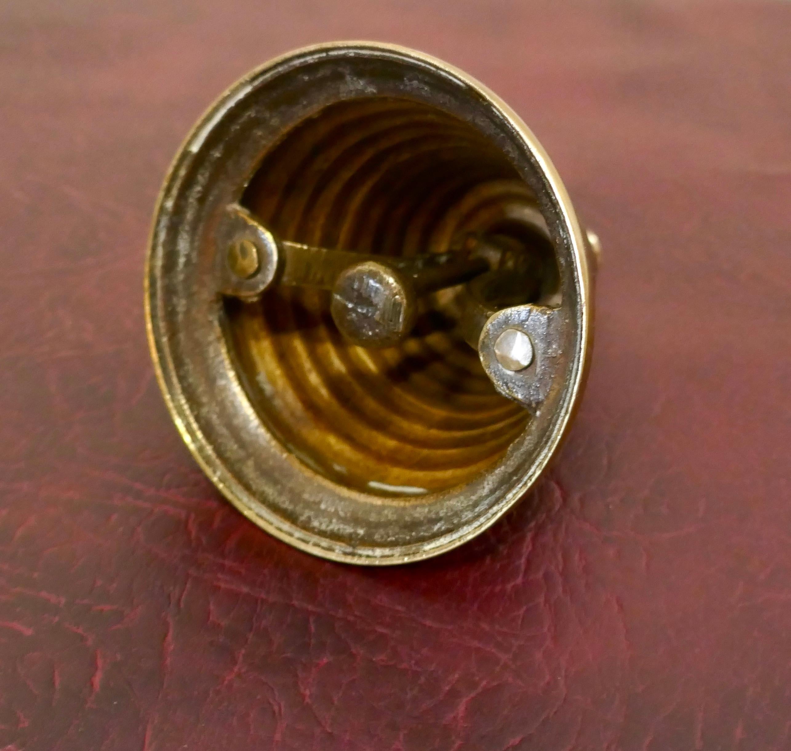 XIXe siècle Cloche de comptoir de courtoisie en laiton de style victorien, cloche en laiton en forme de ruche en vente