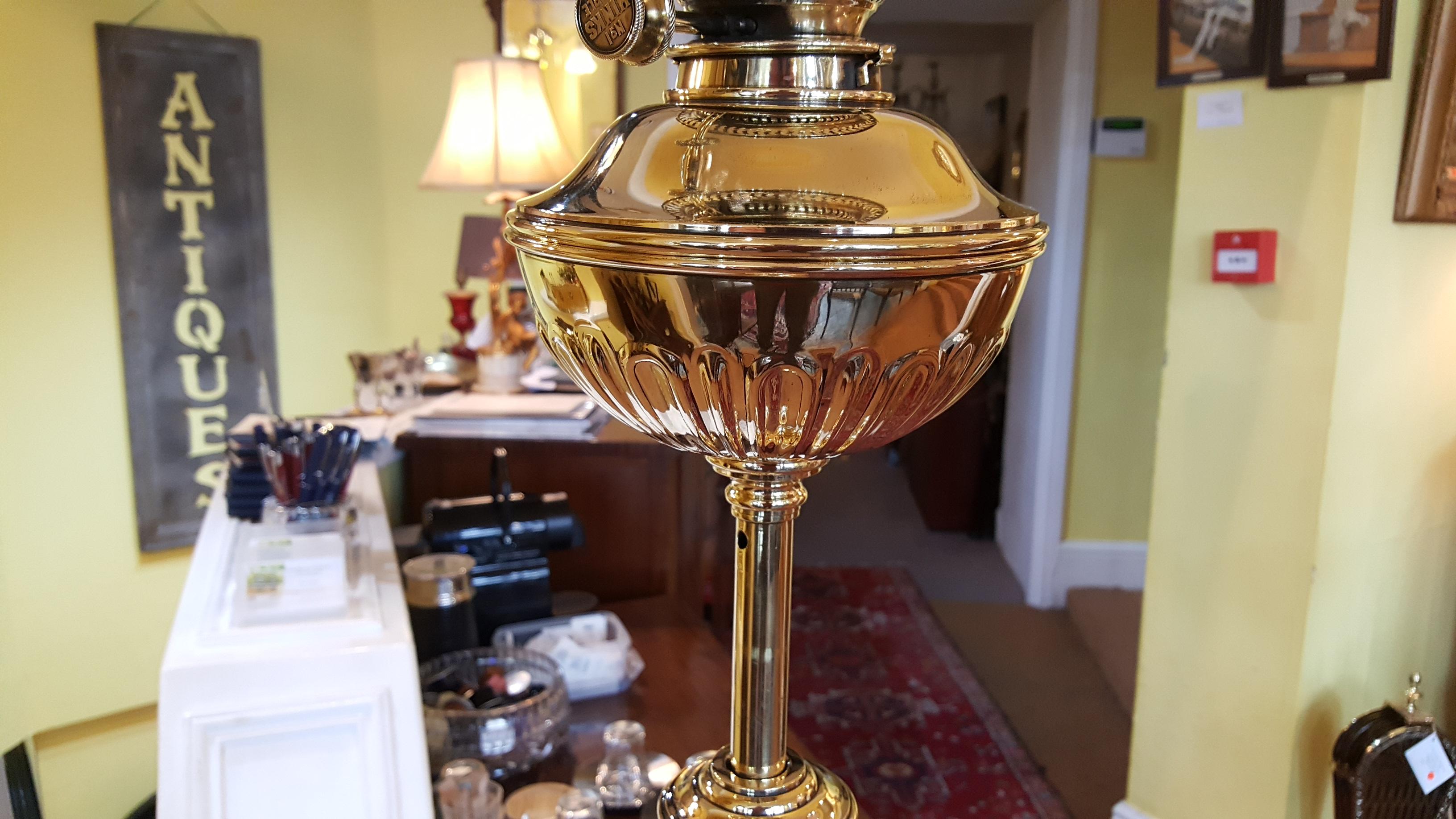 Victorian Brass Extendable Standard Oil Lamp In Good Condition In Altrincham, Cheshire