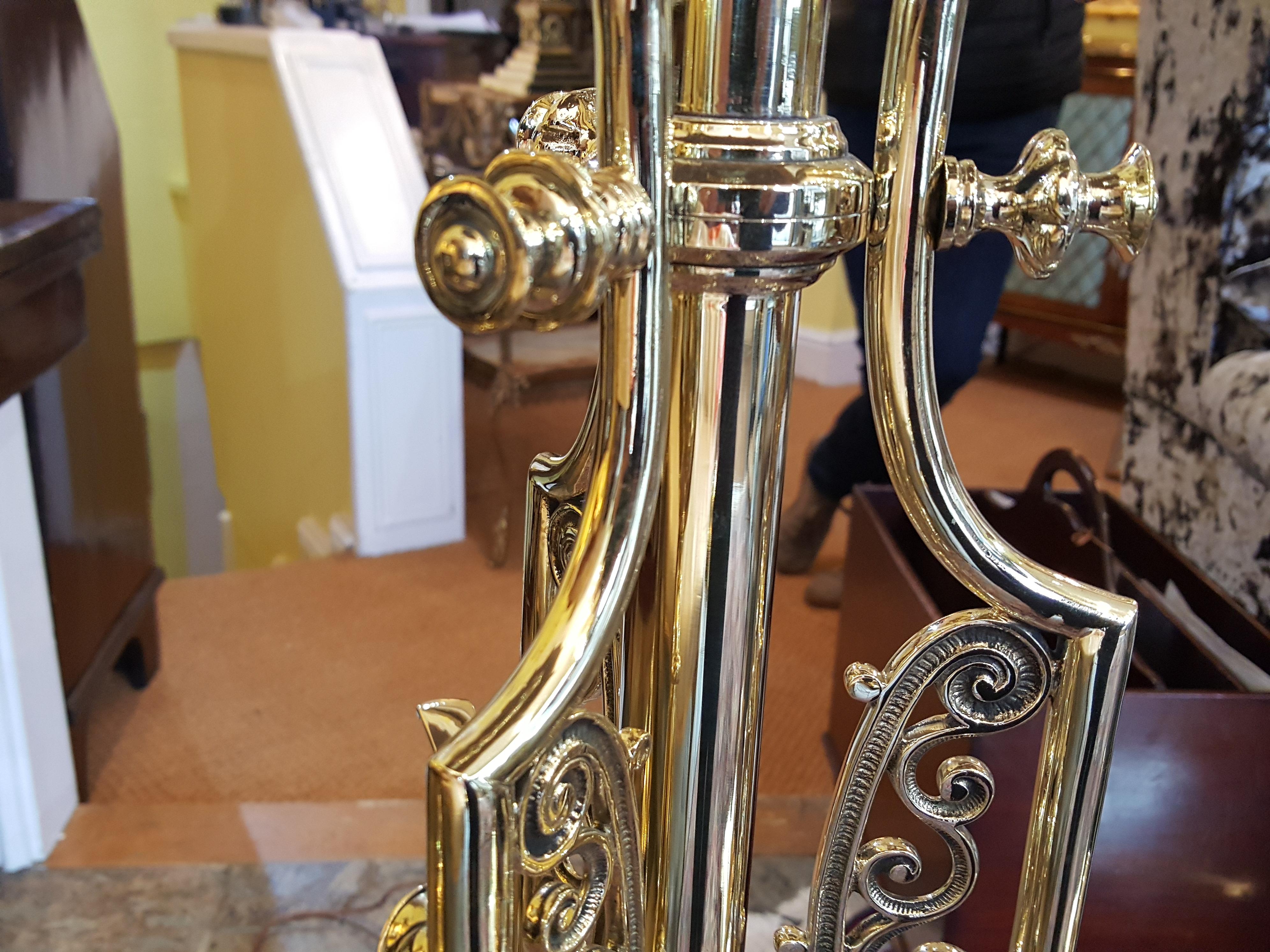 Victorian Brass Extending Standard Lamp In Good Condition For Sale In Altrincham, Cheshire