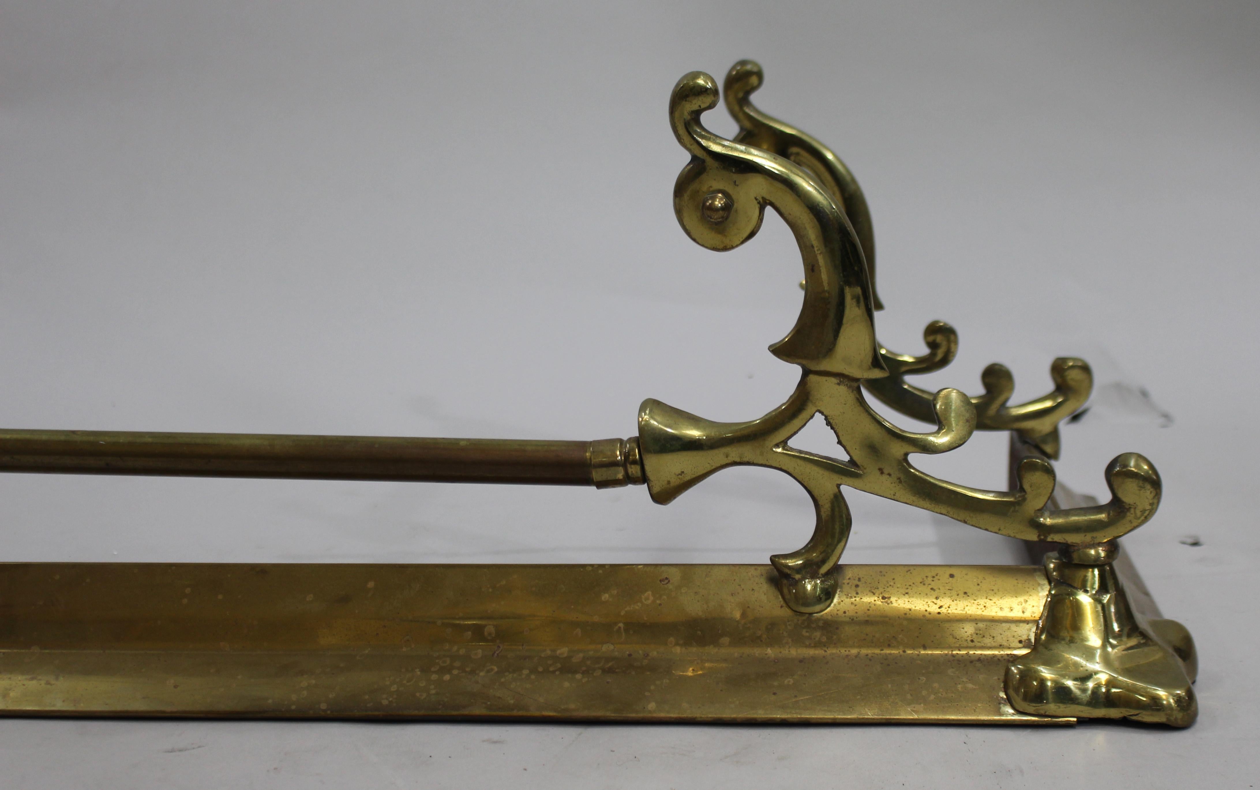 Victorian Brass Fire Fender In Good Condition For Sale In Worcester, GB