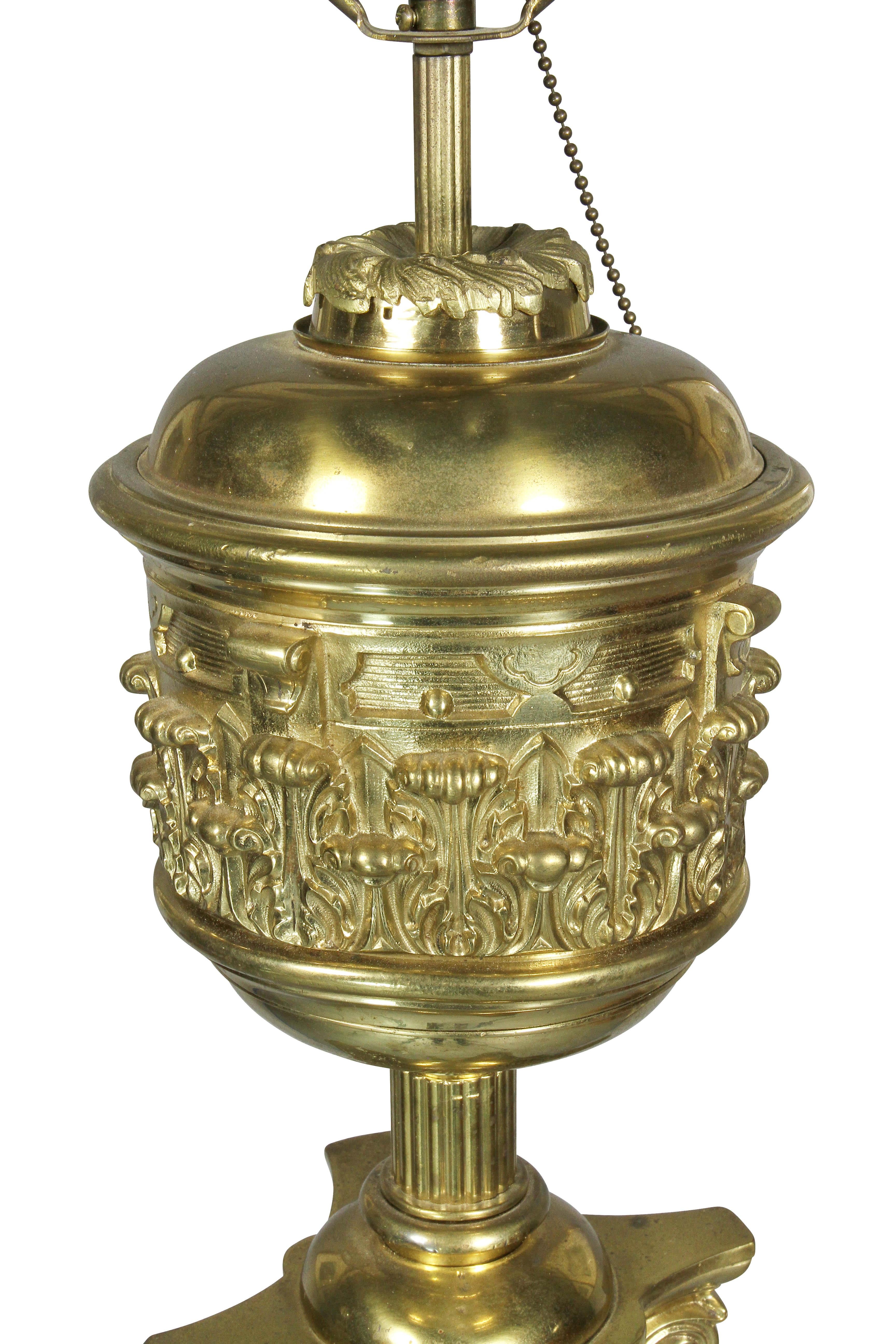 Il s'agissait à l'origine d'une lampe à huile avec une fontaine décorée sur un chapiteau corinthien et un support de colonne cannelée, une base carrée et des pieds à pattes en laiton. Provenance : Harvey Antiques, Londres.
