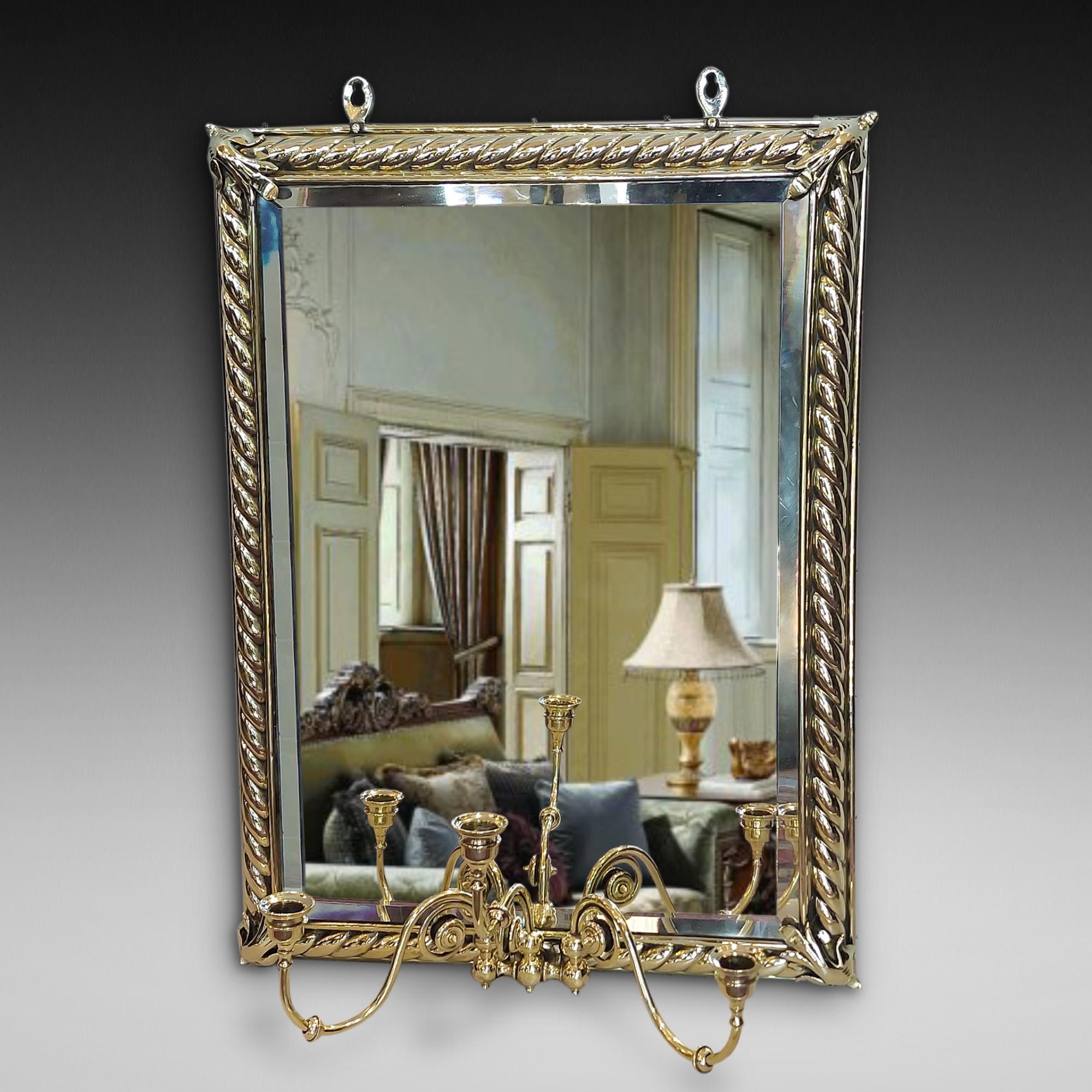 Specchio da parete vittoriano con cornice in ottone
con tripla applique a candela, bordo a corda e decorazione a volute 18 