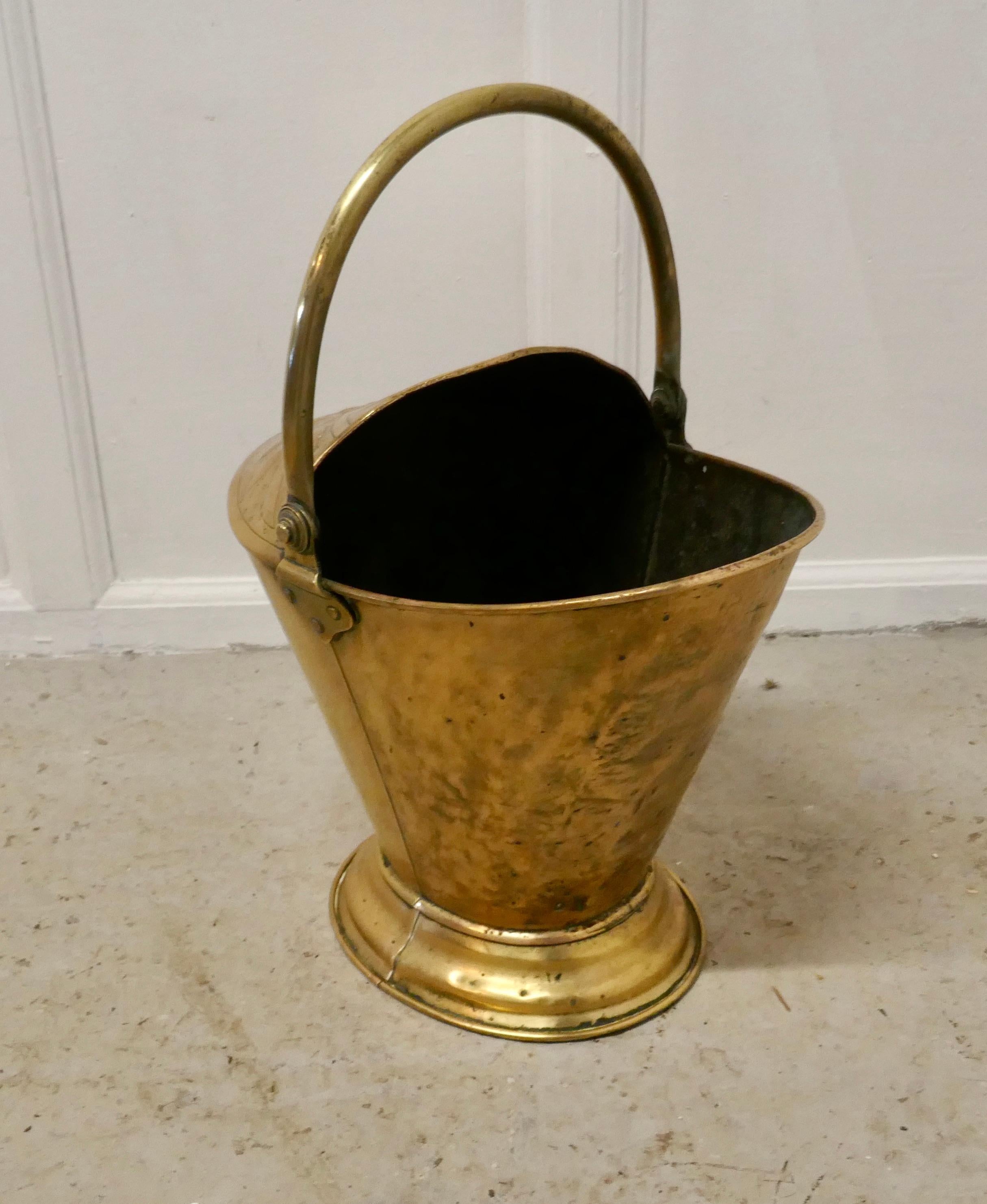 XIXe siècle Seau à charbon victorien en laiton avec casque en vente
