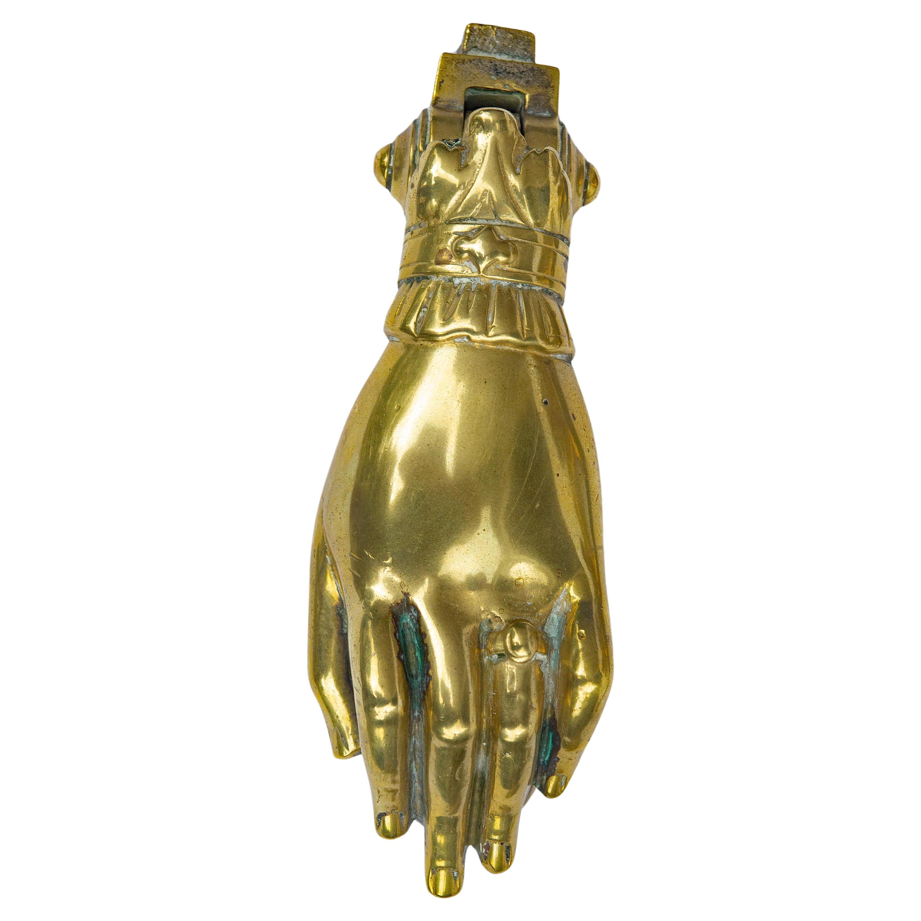 Battente vittoriano a forma di mano di donna. Ottone fuso pesante. Grande fermacarte decorativo da scrivania. XIX secolo.