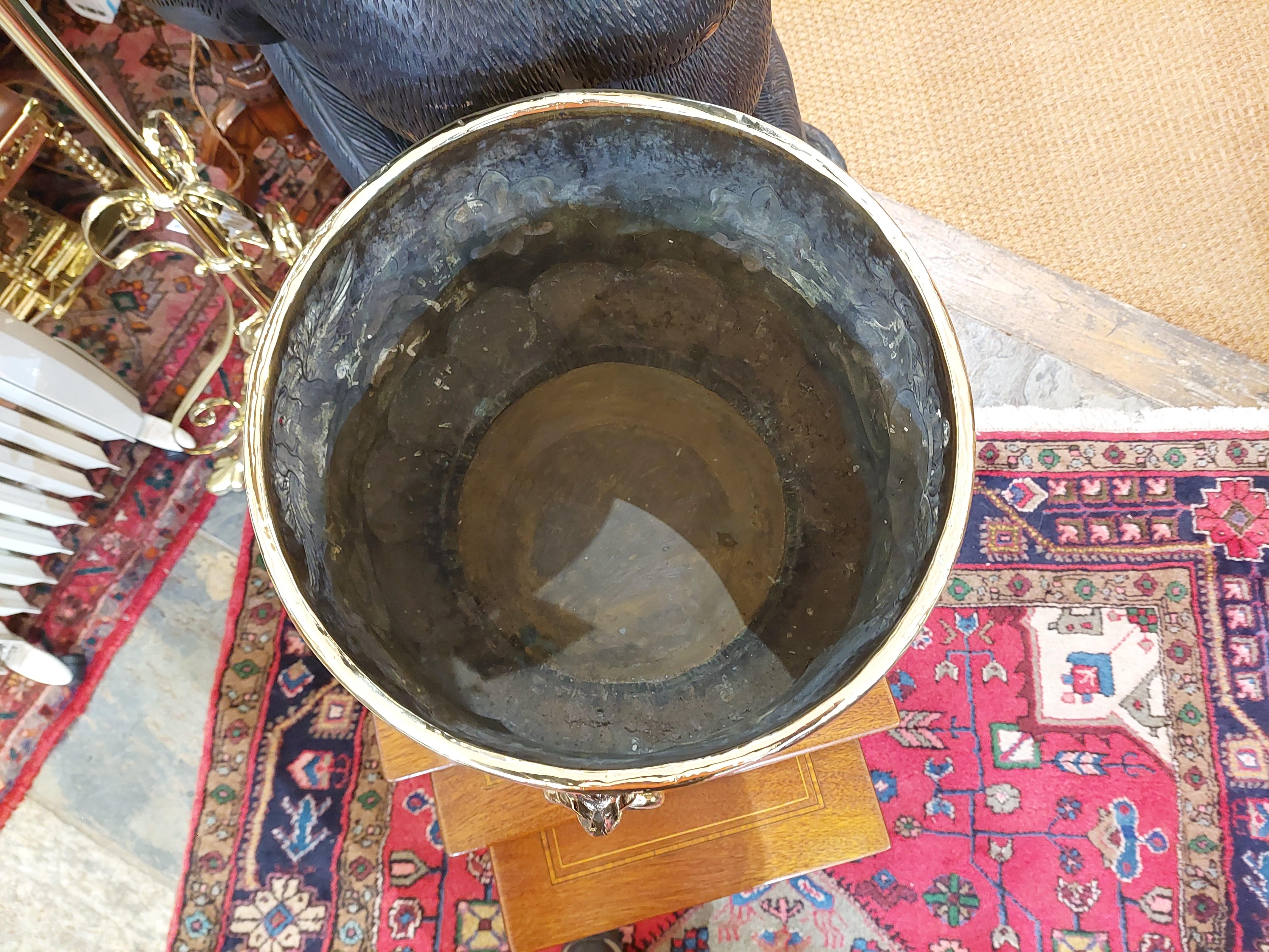 Anglais Jardiniere victorienne en laiton avec seau à bûches en vente