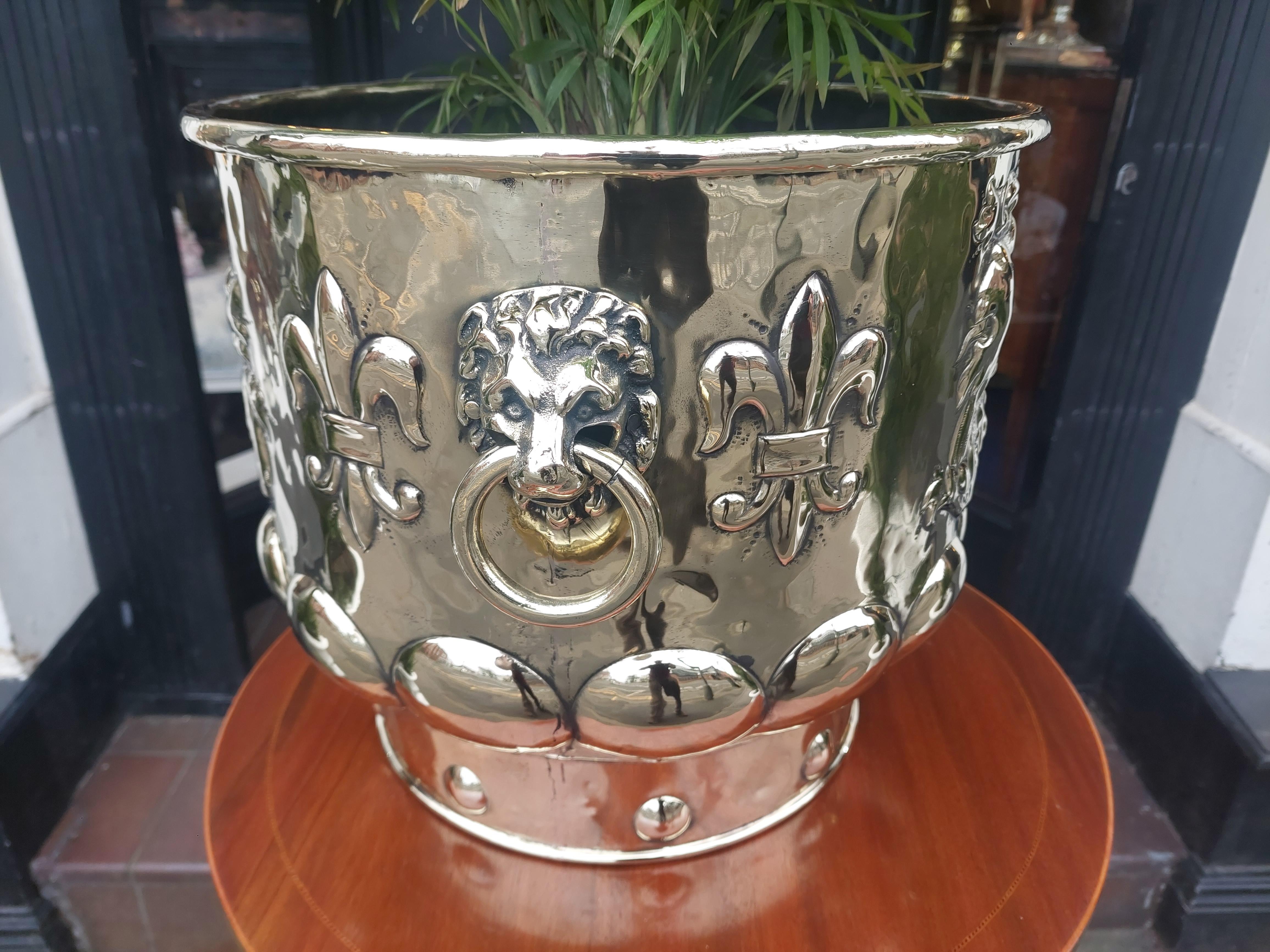 Milieu du XIXe siècle Jardiniere victorienne en laiton avec seau à bûches en vente