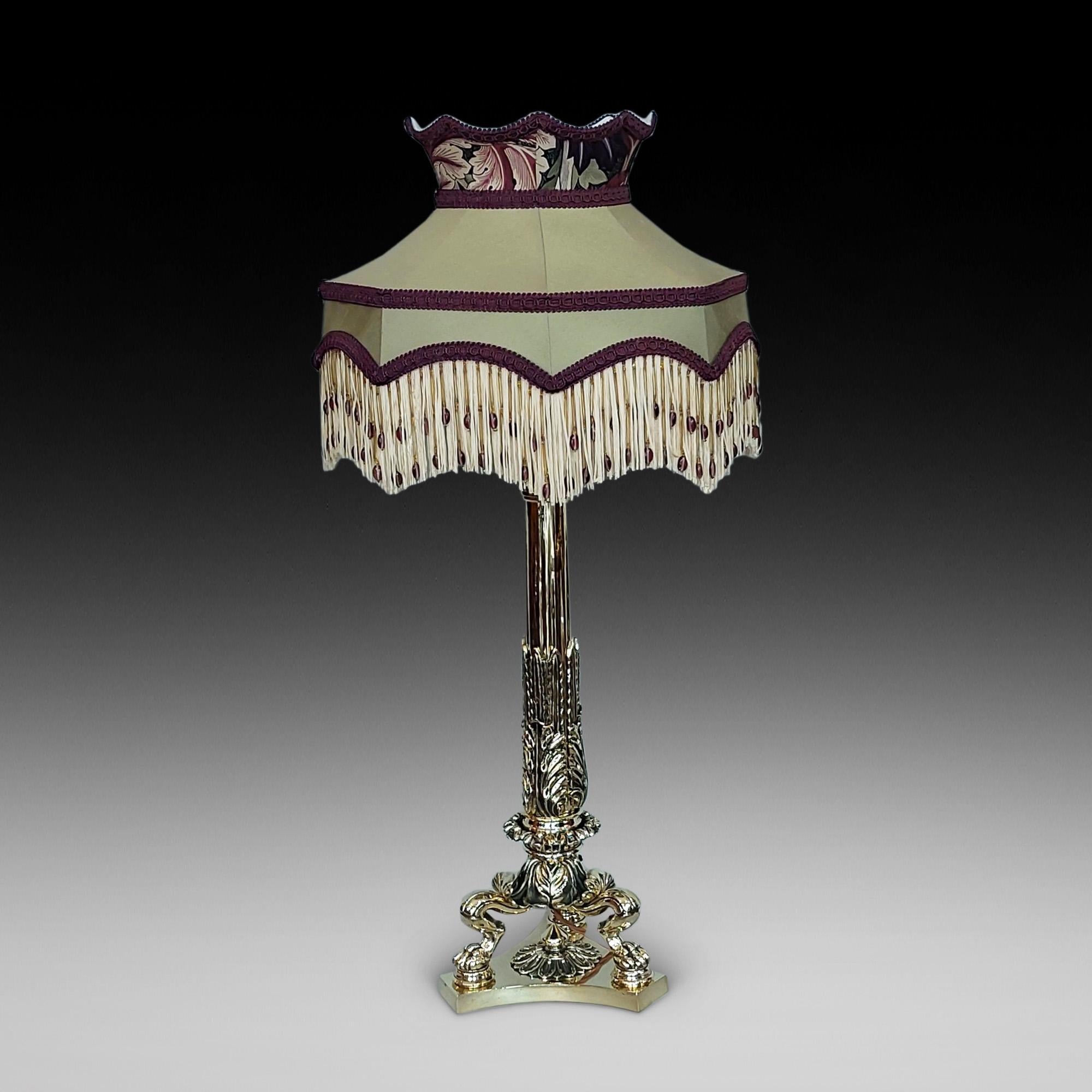 Lámpara de mesa victoriana de latón de forma neoclásica con columna de acanto y base trípode de pata de león - 14