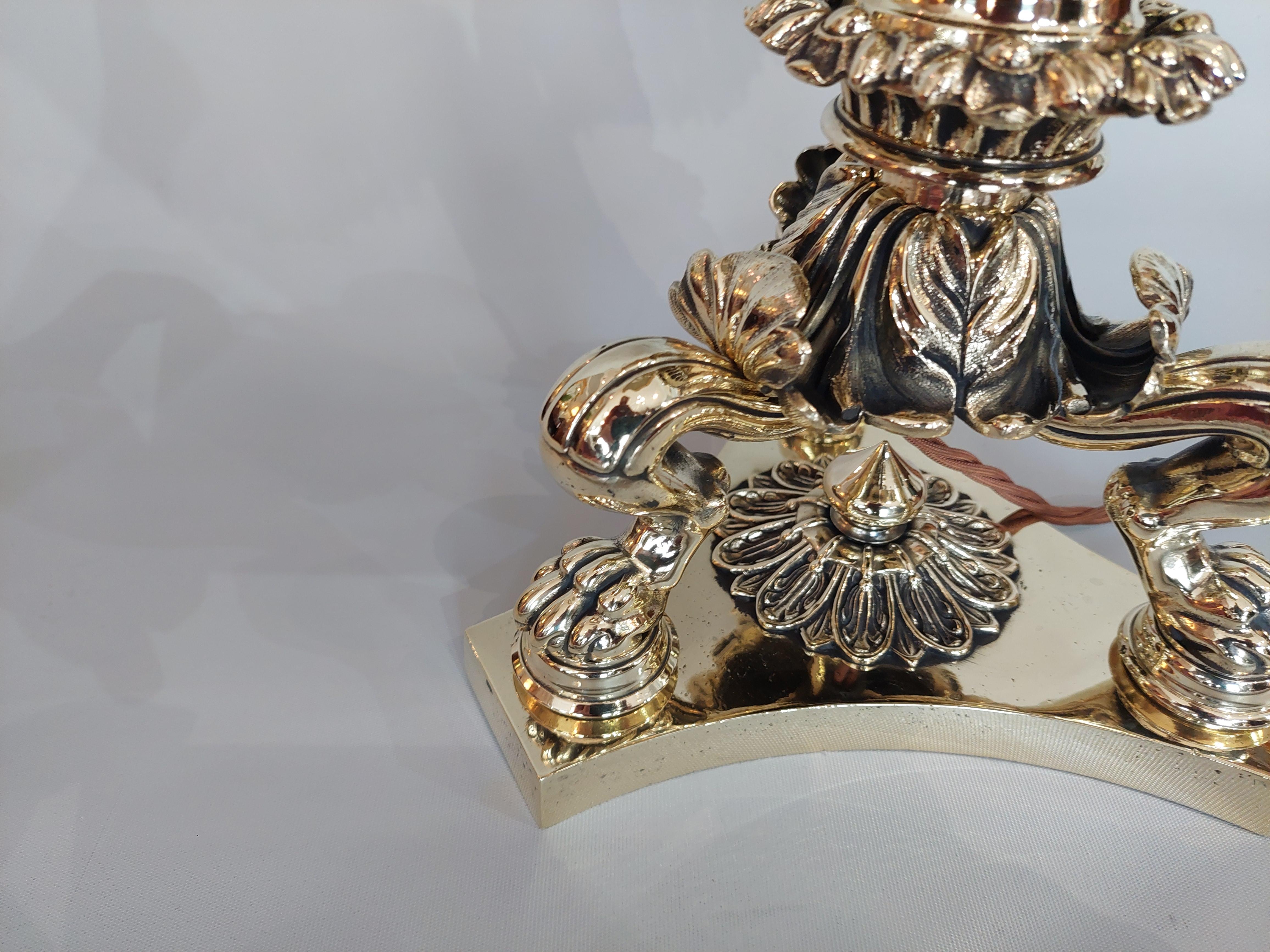 Lámpara de mesa neoclásica de latón victoriana Renacimiento neoclásico en venta
