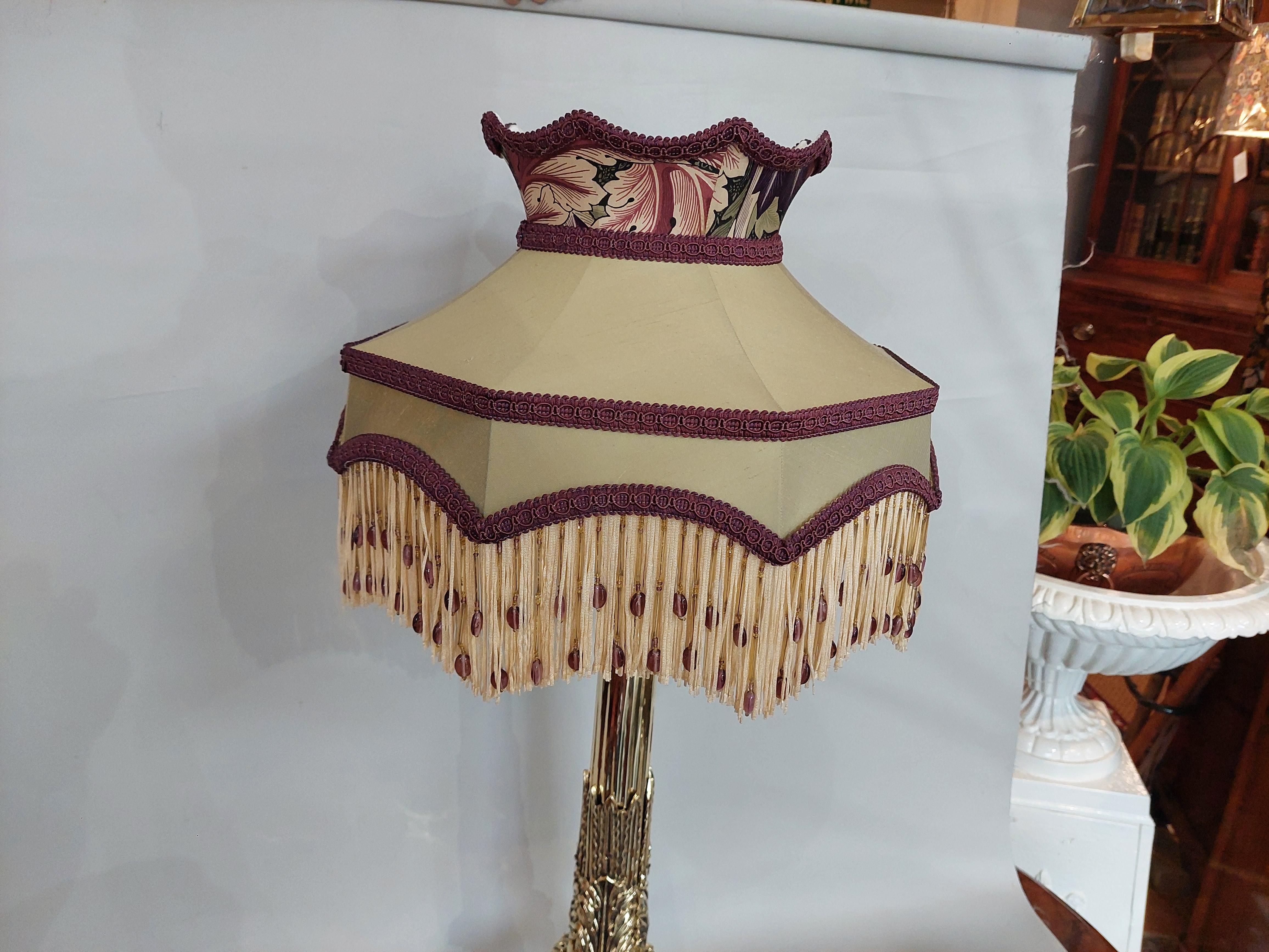 Lámpara de mesa neoclásica de latón victoriana en venta 1