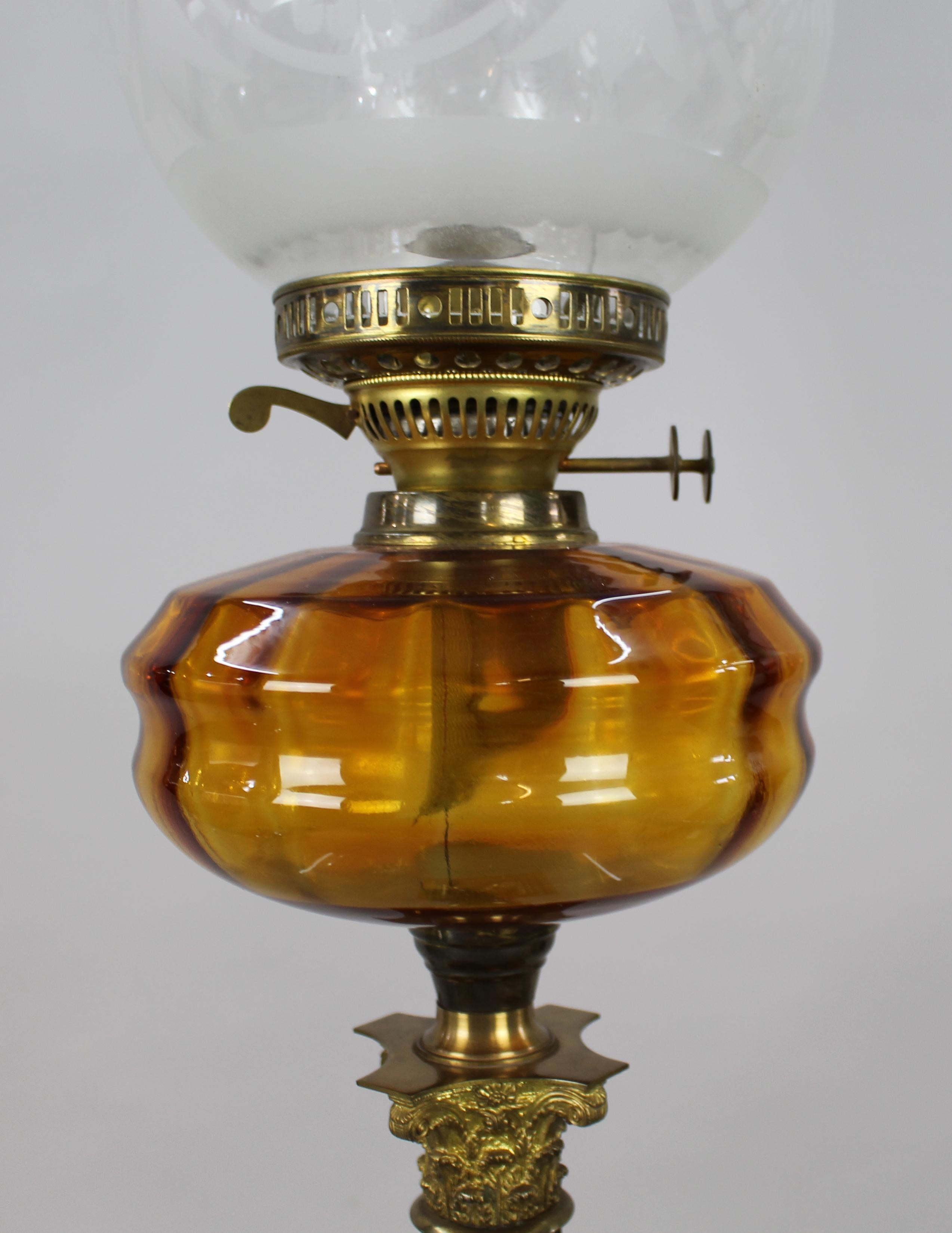 Victorian Brass Oil Lamp with Amber Font In Good Condition For Sale In Worcester, GB