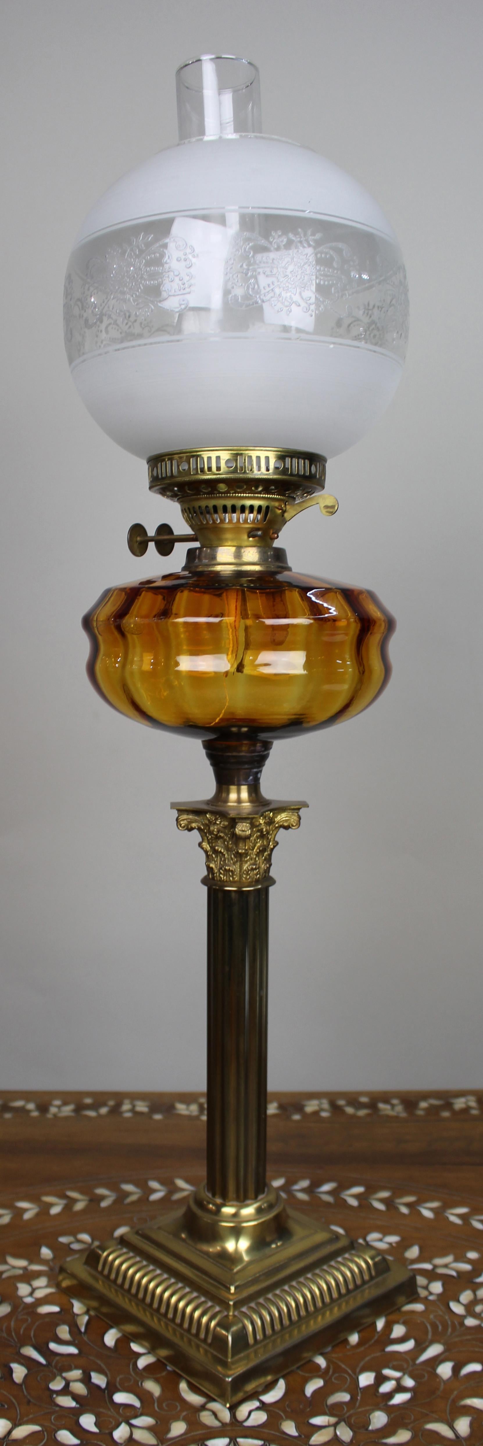 Viktorianische Messing-Öllampe mit Braunglas-Font


England, um 1890

Eine feine viktorianische Messing-Öllampe in architektonischer Form, mit einer geriffelten korinthischen Säule auf einem abgestuften und kannelierten quadratischen Sockel. Die