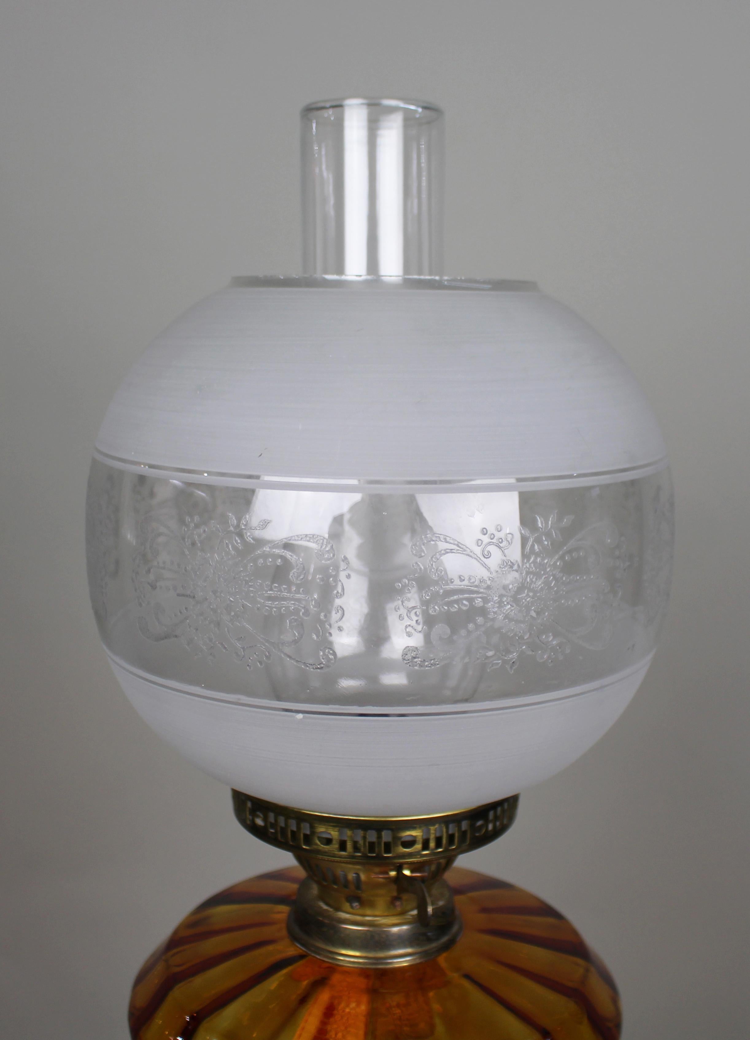 Viktorianische Messing-Öllampe mit Braunglas-Font (Glas) im Angebot