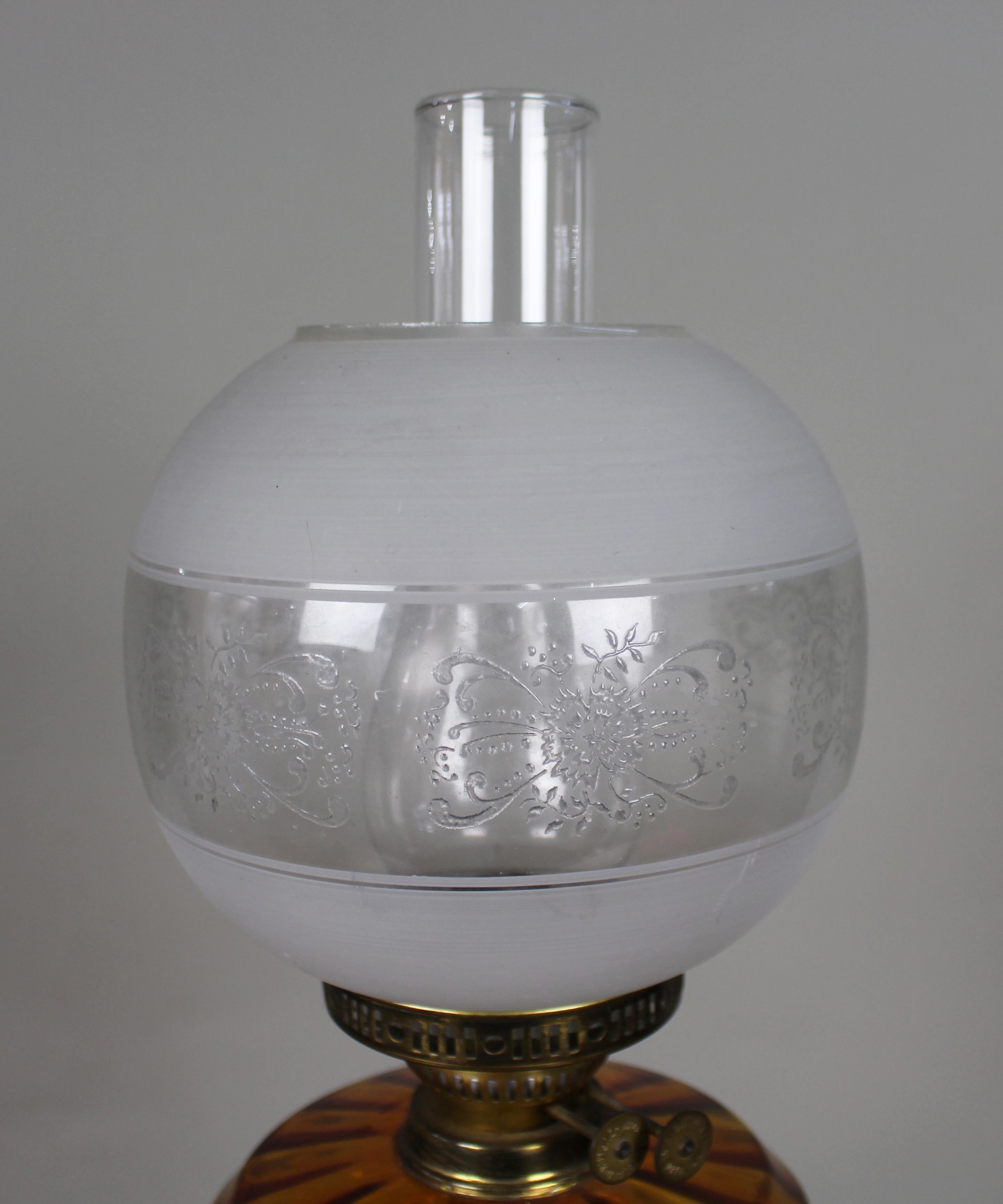 Viktorianische Messing-Öllampe mit Braunglas-Font im Angebot 1