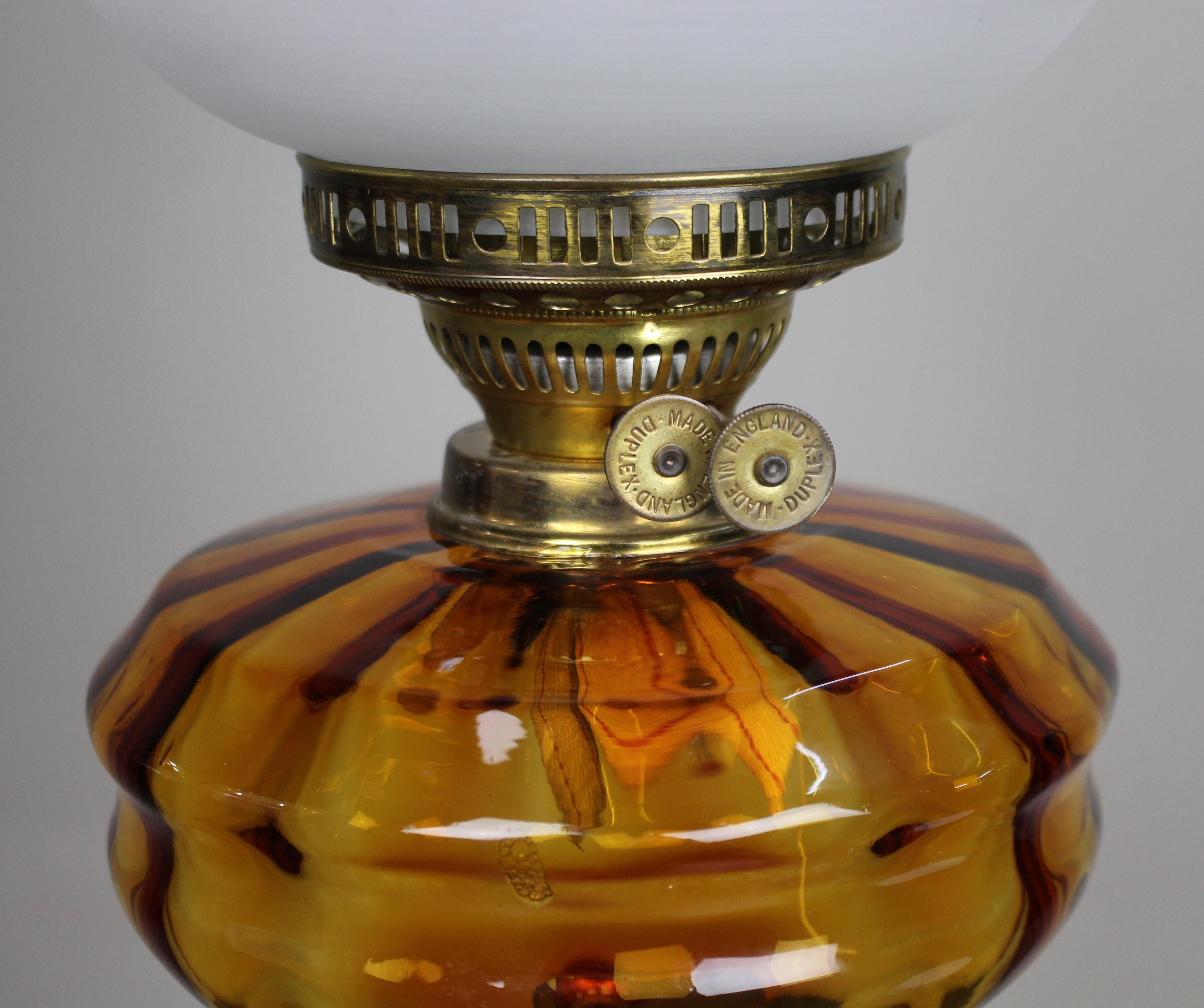 Viktorianische Messing-Öllampe mit Braunglas-Font im Angebot 3