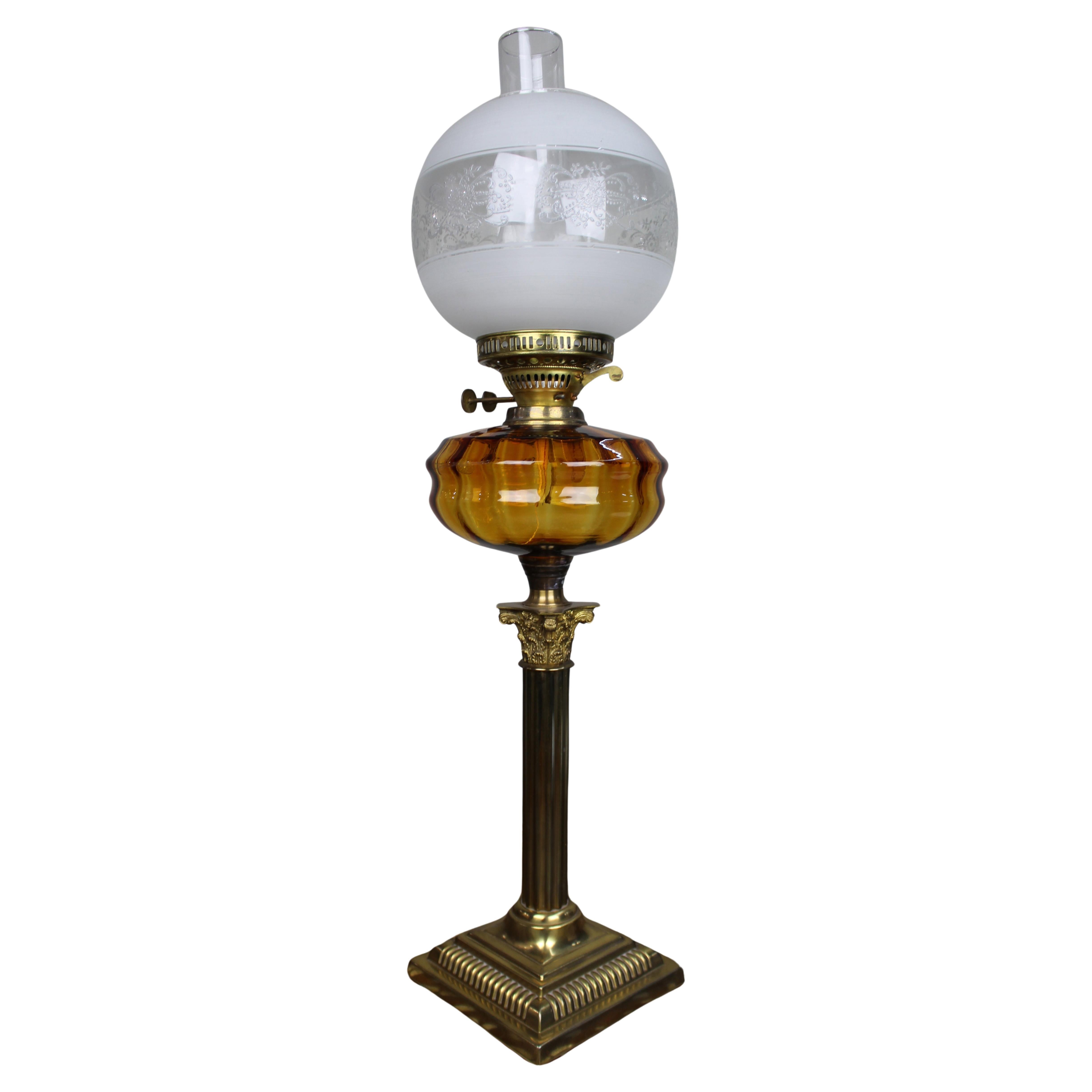 Lampe à huile victorienne en laiton et verre ambré