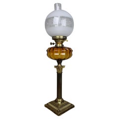 Lampada a olio vittoriana in ottone con fonte in vetro ambrato