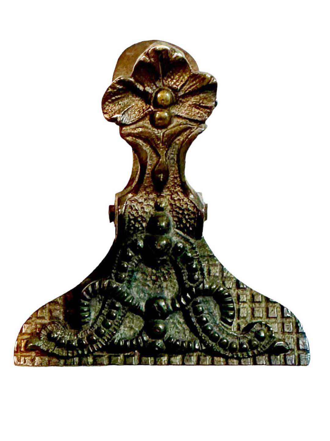 Un fermaglio in ottone molto pesante, inglese, vittoriano, del 1880, per carte e oggetti. Un vero pezzo da collezione. Può essere appeso o appoggiato. 

