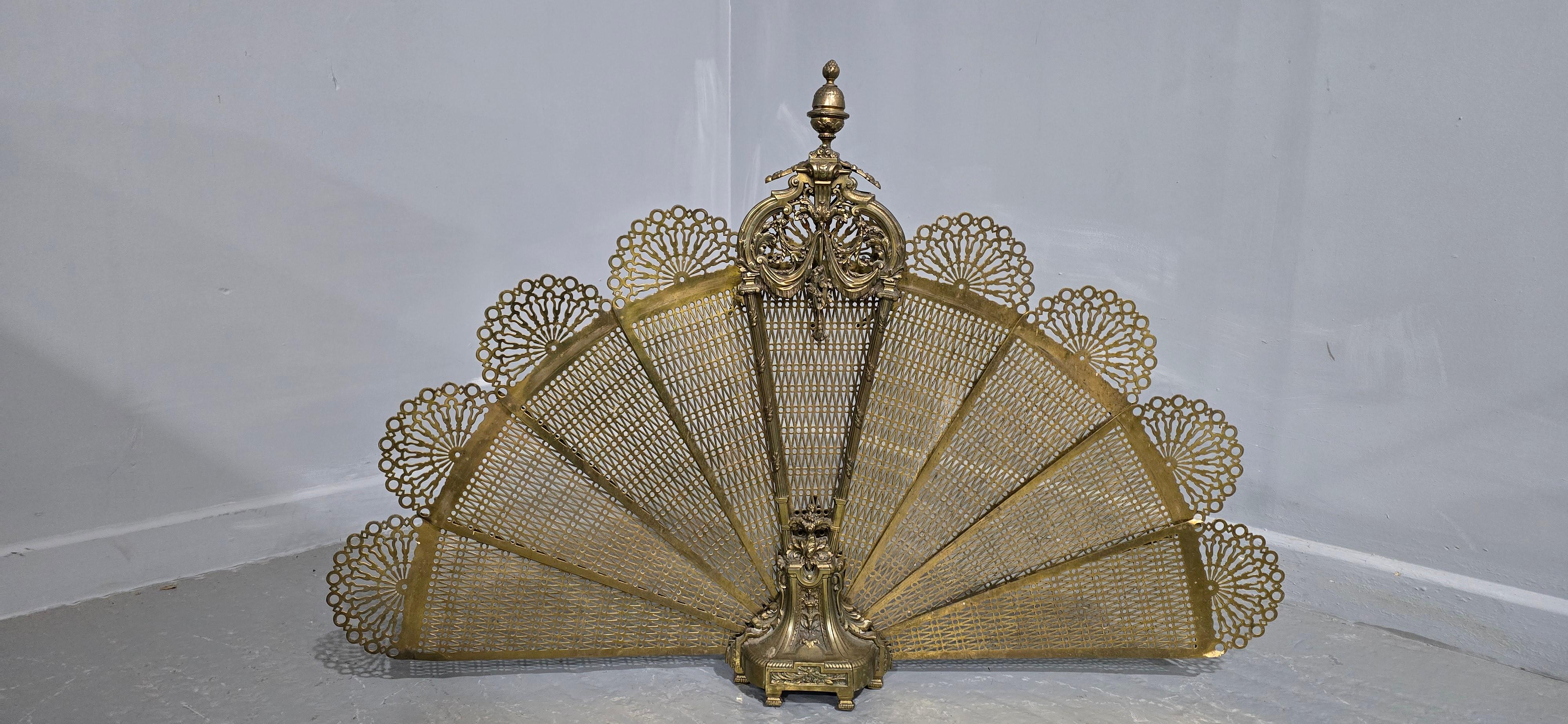 A  very good large brass  Victorian peacock fire screen, in very good orginal condition.

29.5