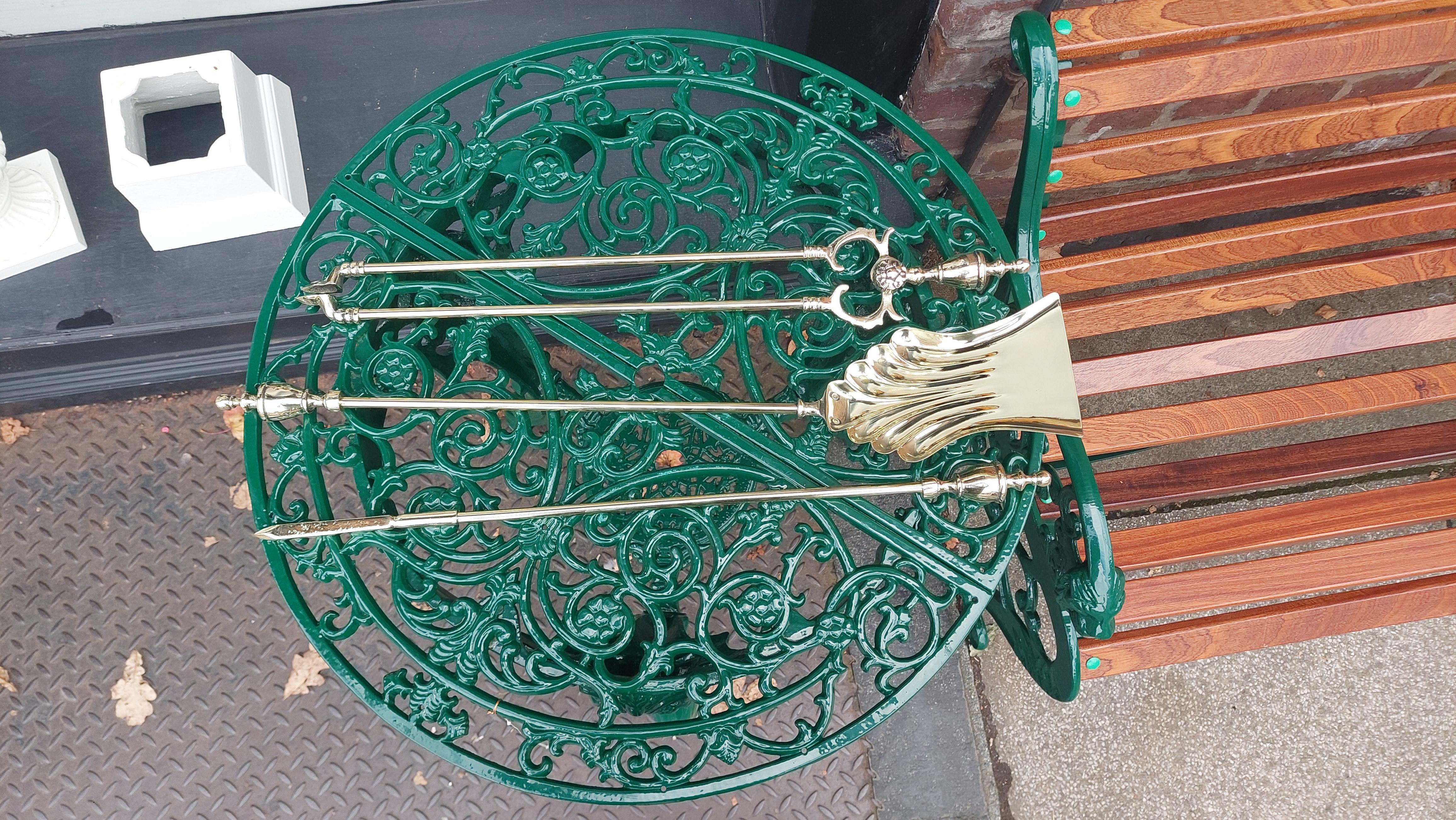 Set vittoriano di tre ferri da stiro in ottone - con manici torniti ad anello - pala e pinze - lunghezza 25 