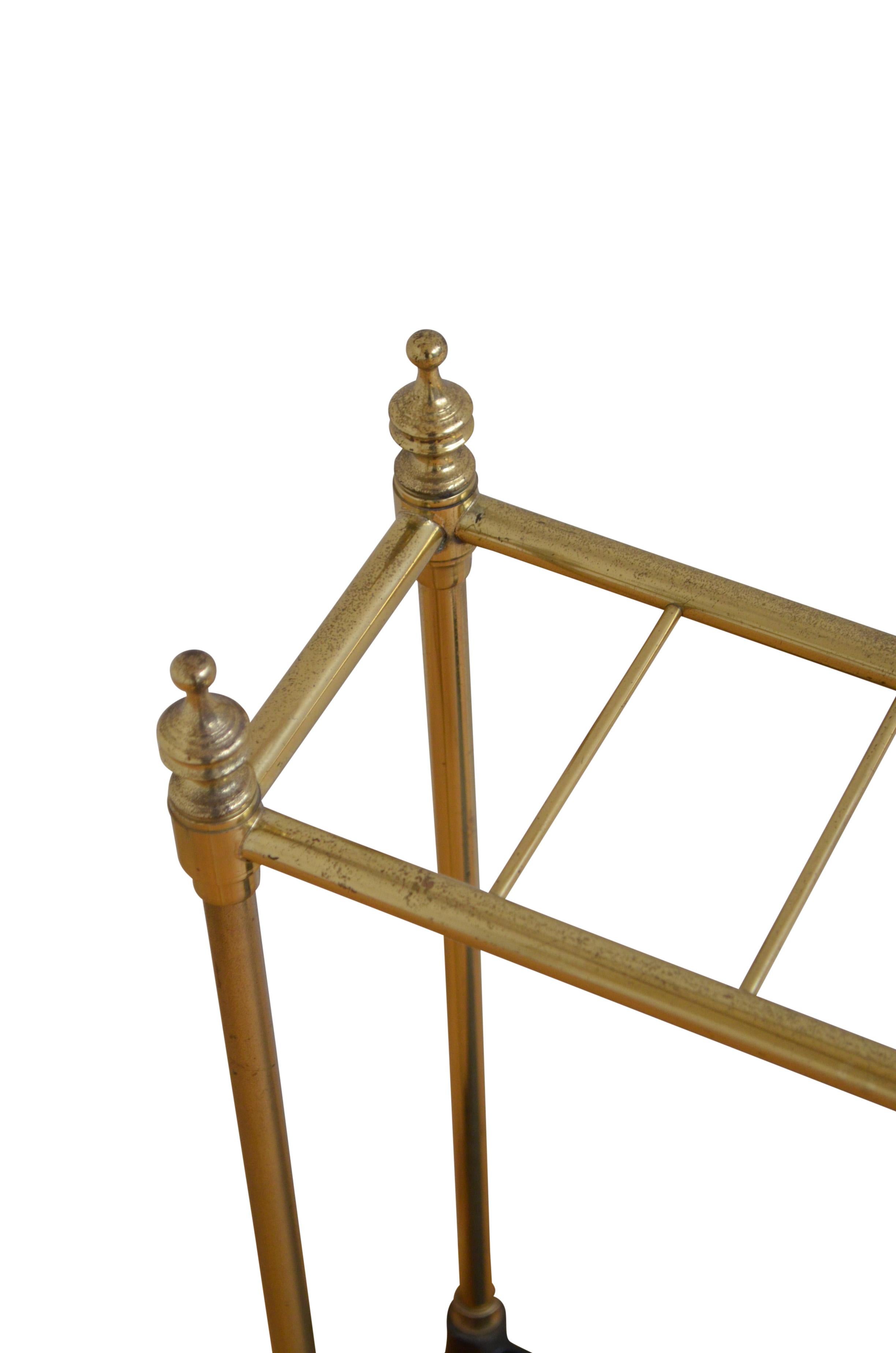 K0540 Elegant porte-parapluies victorien en laiton avec six divisions flanquées de fleurons décoratifs et un bac de récupération en fonte. Ce porte-parapluie ancien a conservé sa laque d'origine, sa patine et son caractère antique. Il est en parfait