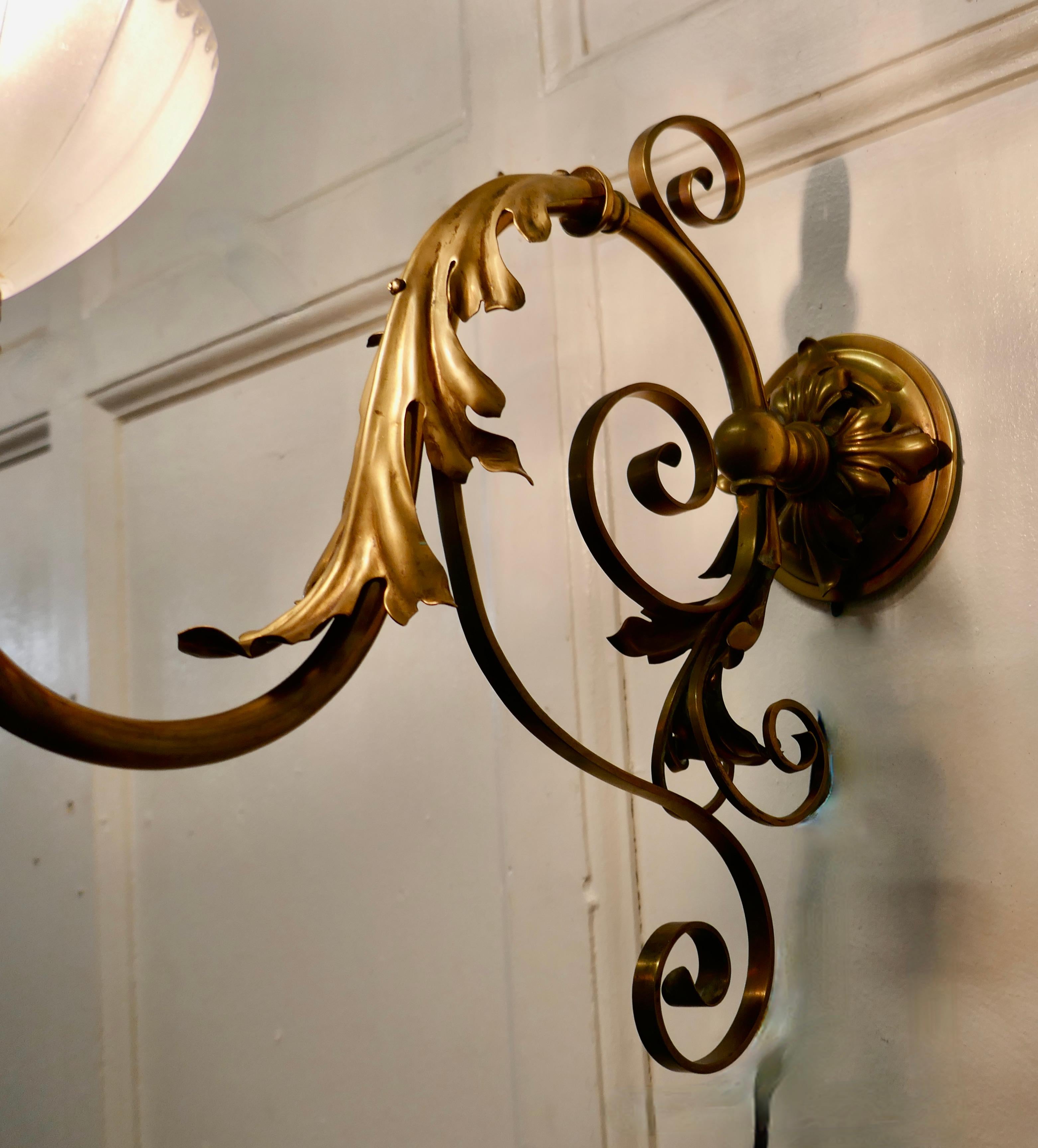 Victorian Brass Wall Light with Flower Shade In Good Condition In Chillerton, Isle of Wight