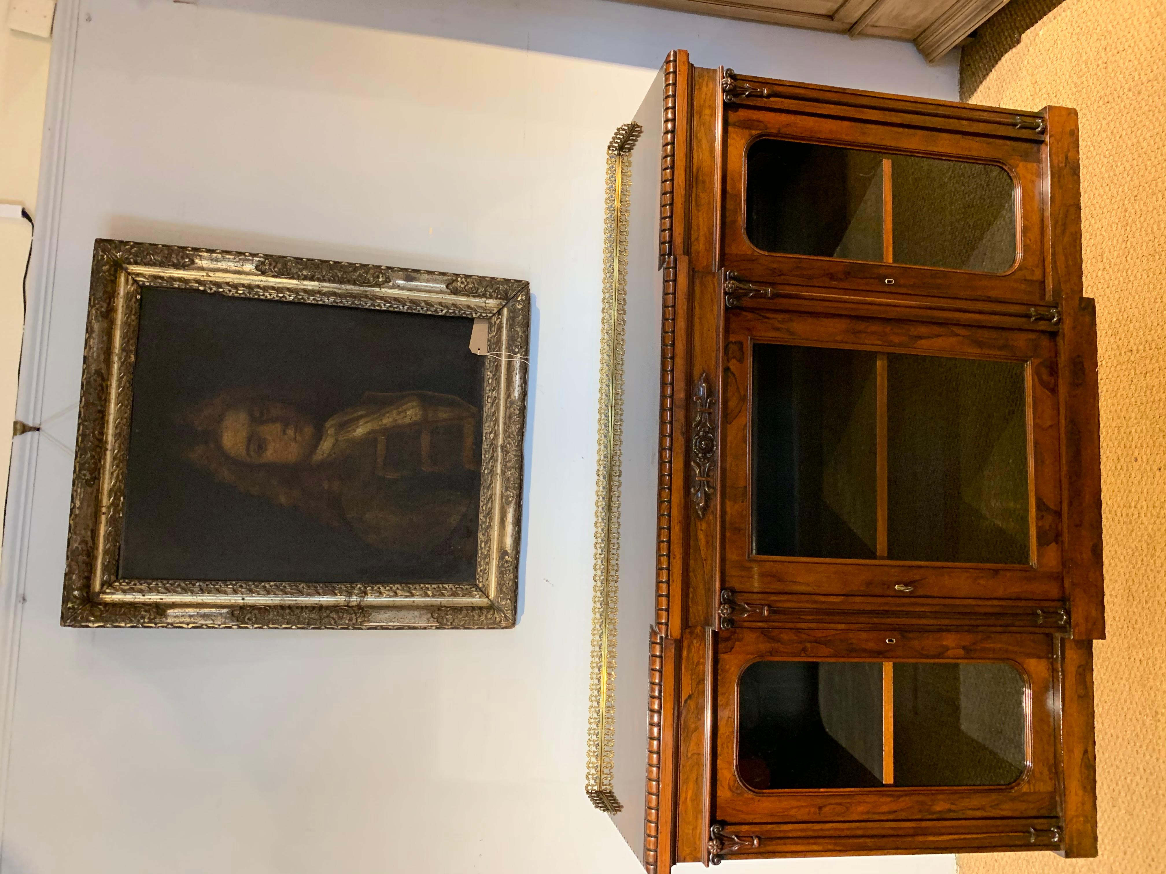 Wonderful Victorian rosewood breakfront bookcase, dating to circa 1860s 

Probably by Holland and Sons, veneered with figured rosewood, adjustable shelf in each section, supplied with working locks and a key 

Having been through our workshops