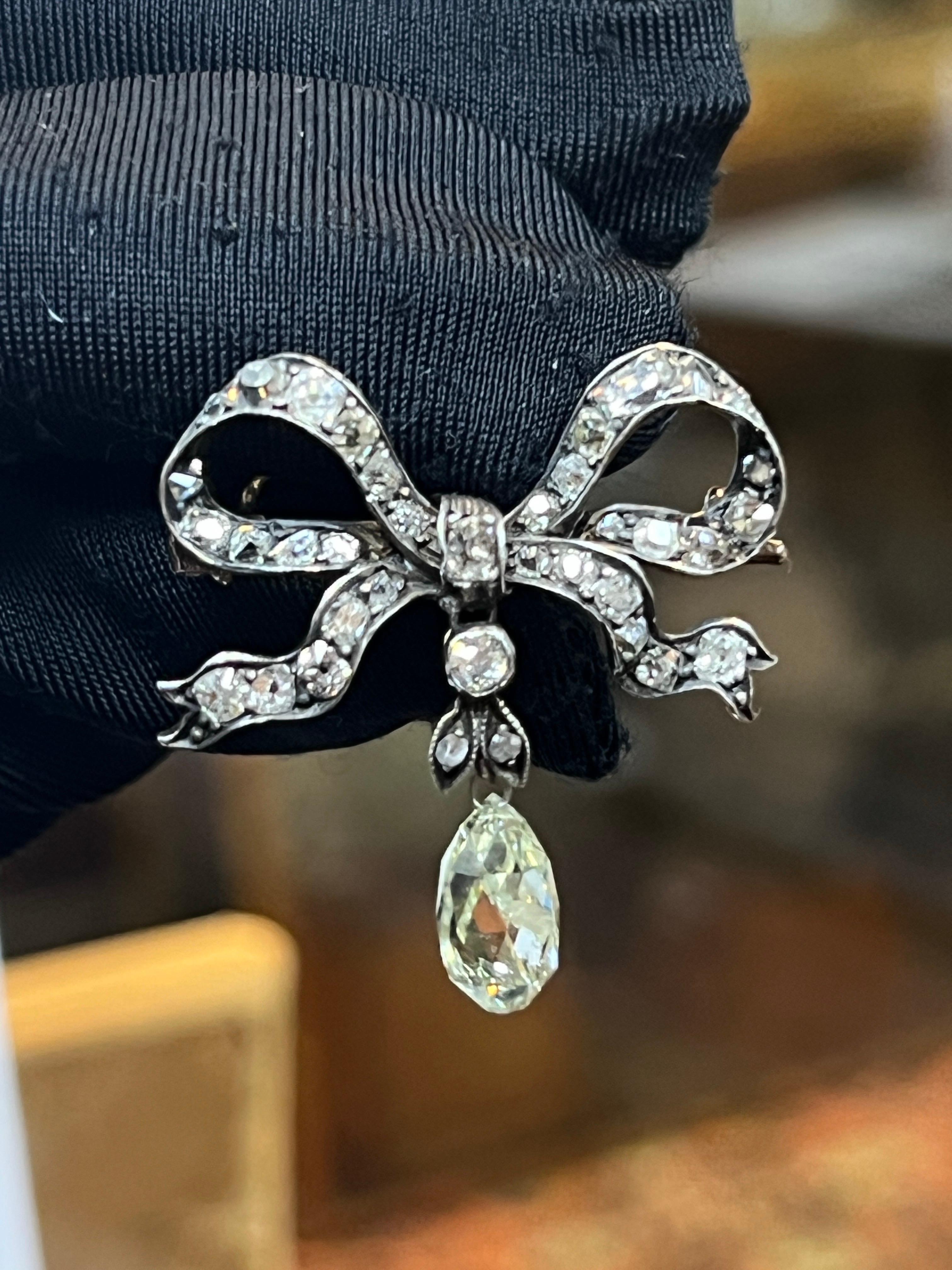 Viktorianische Briolette Diamant-Brosche

Eine Schleifenbrosche, besetzt mit 37 Diamanten aus alten Minen und einem baumelnden Briolette-Diamanten. 

Ungefähres Gewicht der Diamant-Briolette: 2,60 Karat
Ungefähres Gewicht des Diamanten aus alter