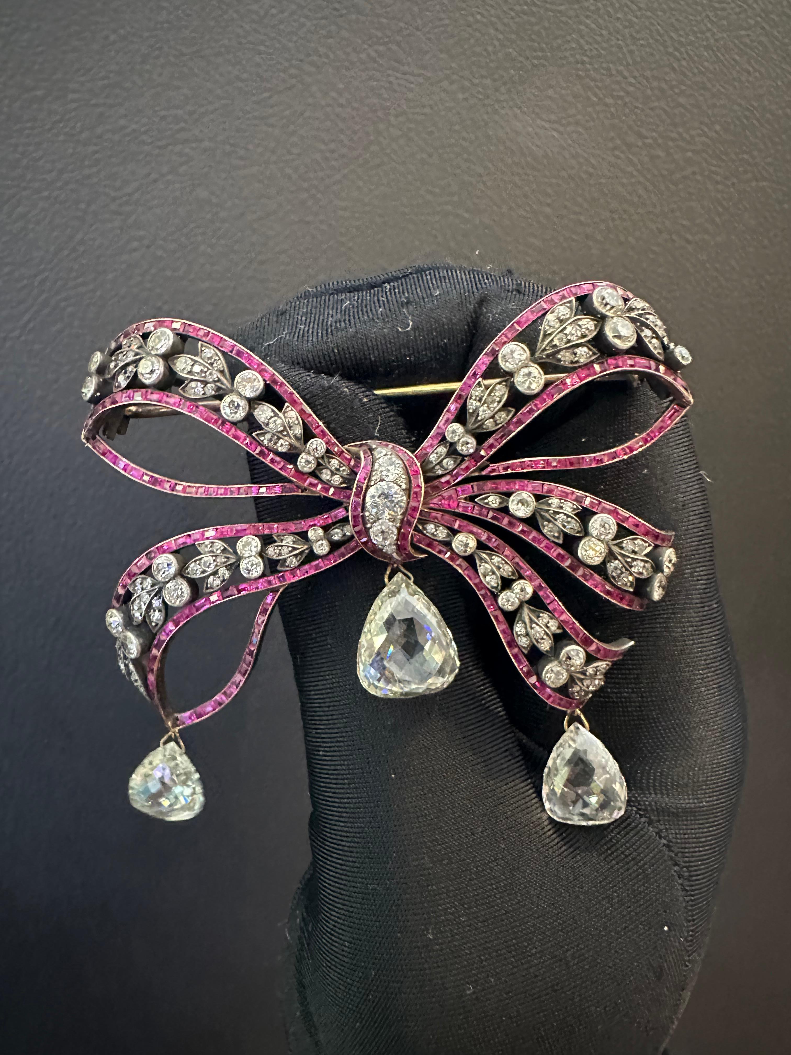 Taille mixte Broche Victorienne Briolette Diamantée en vente