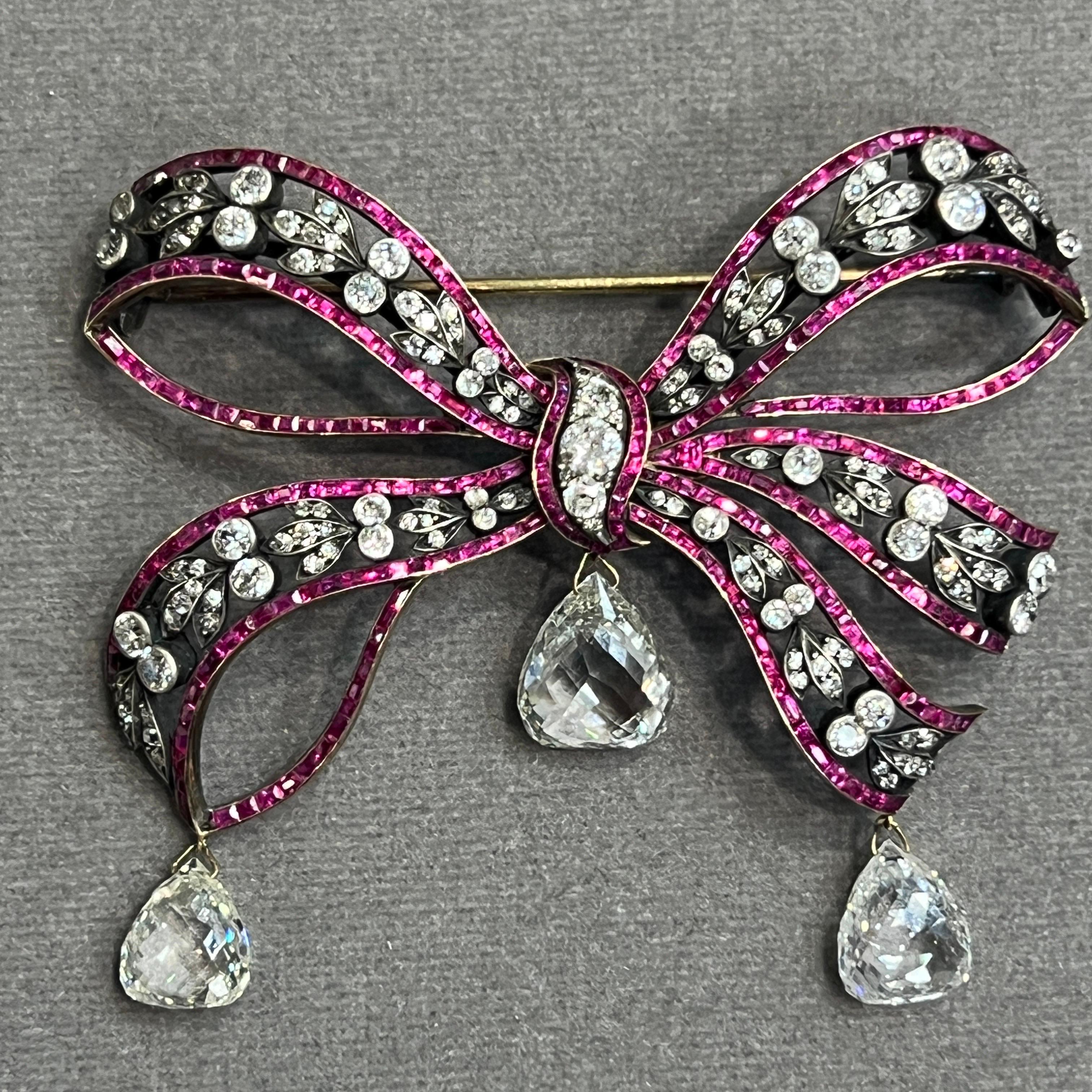 Broche Victorienne Briolette Diamantée Pour femmes en vente