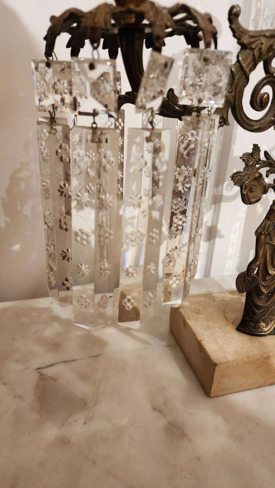 Questo annuncio presenta uno splendido candelabro a tre candele e cristallo con base in marmo. Questo pezzo è stato realizzato con grande attenzione, dalla delicata incisione sui cristalli alla scultura e alla maestria della donna in bronzo. Questo