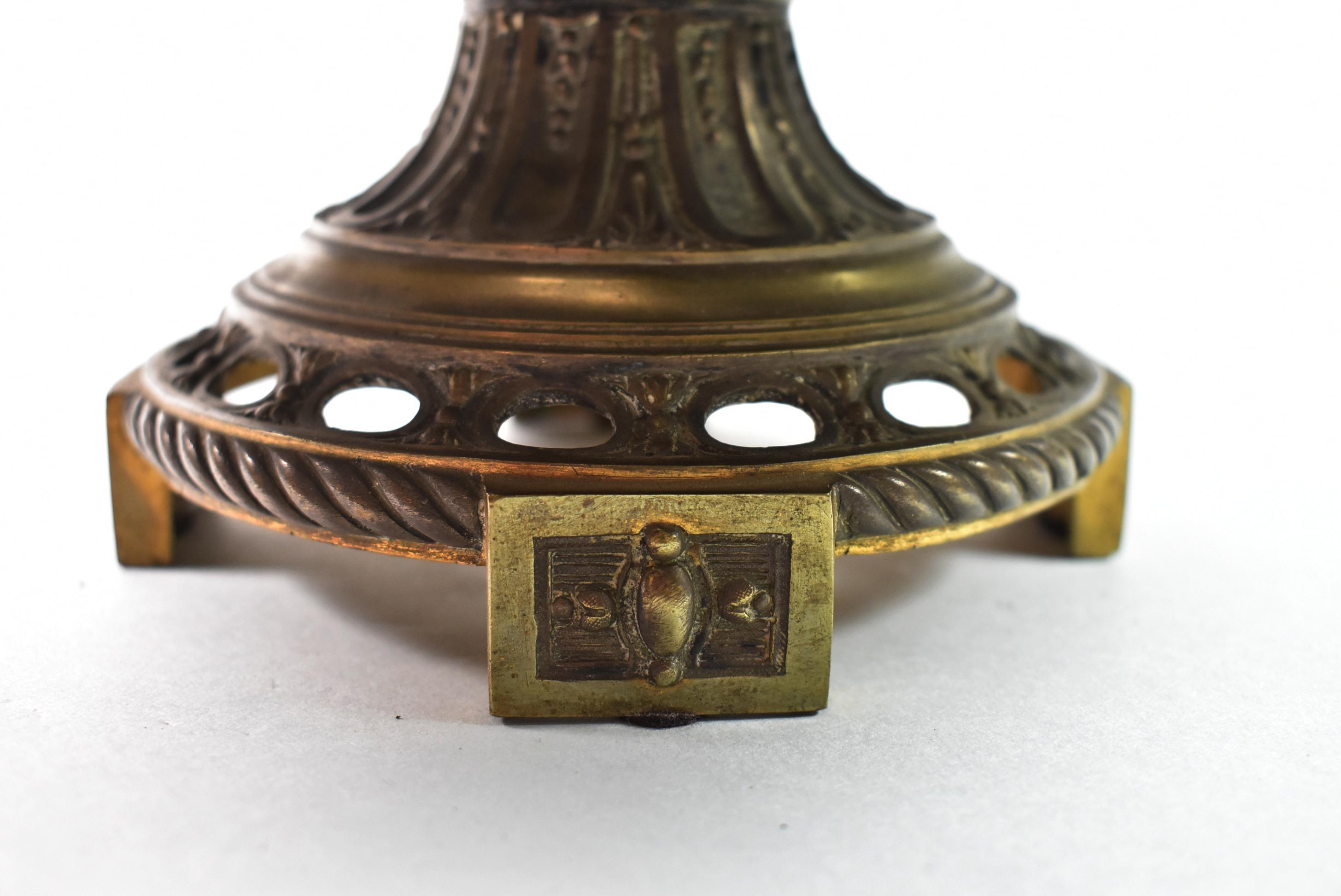 Victorien Vase de centre de table victorien en bronze et verre taillé représentant des paons en vente