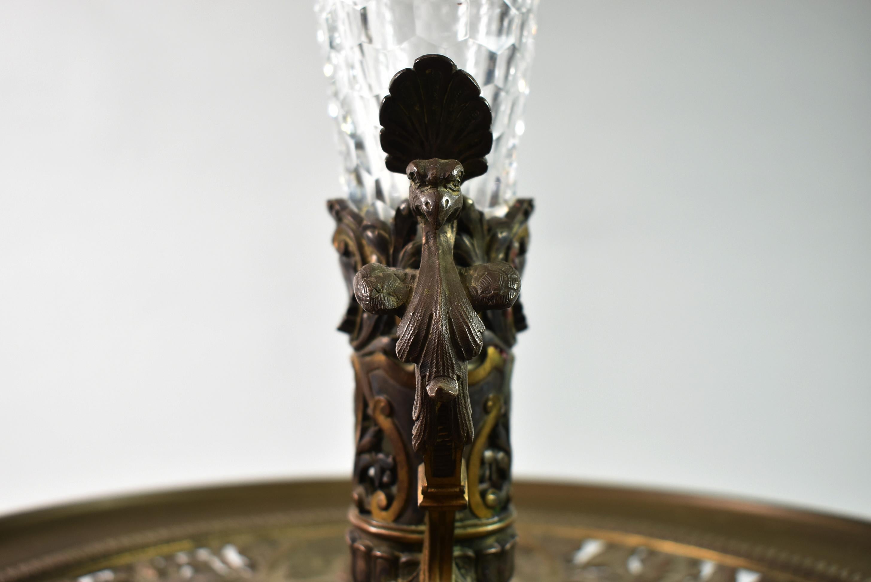 Inconnu Vase de centre de table victorien en bronze et verre taillé représentant des paons en vente