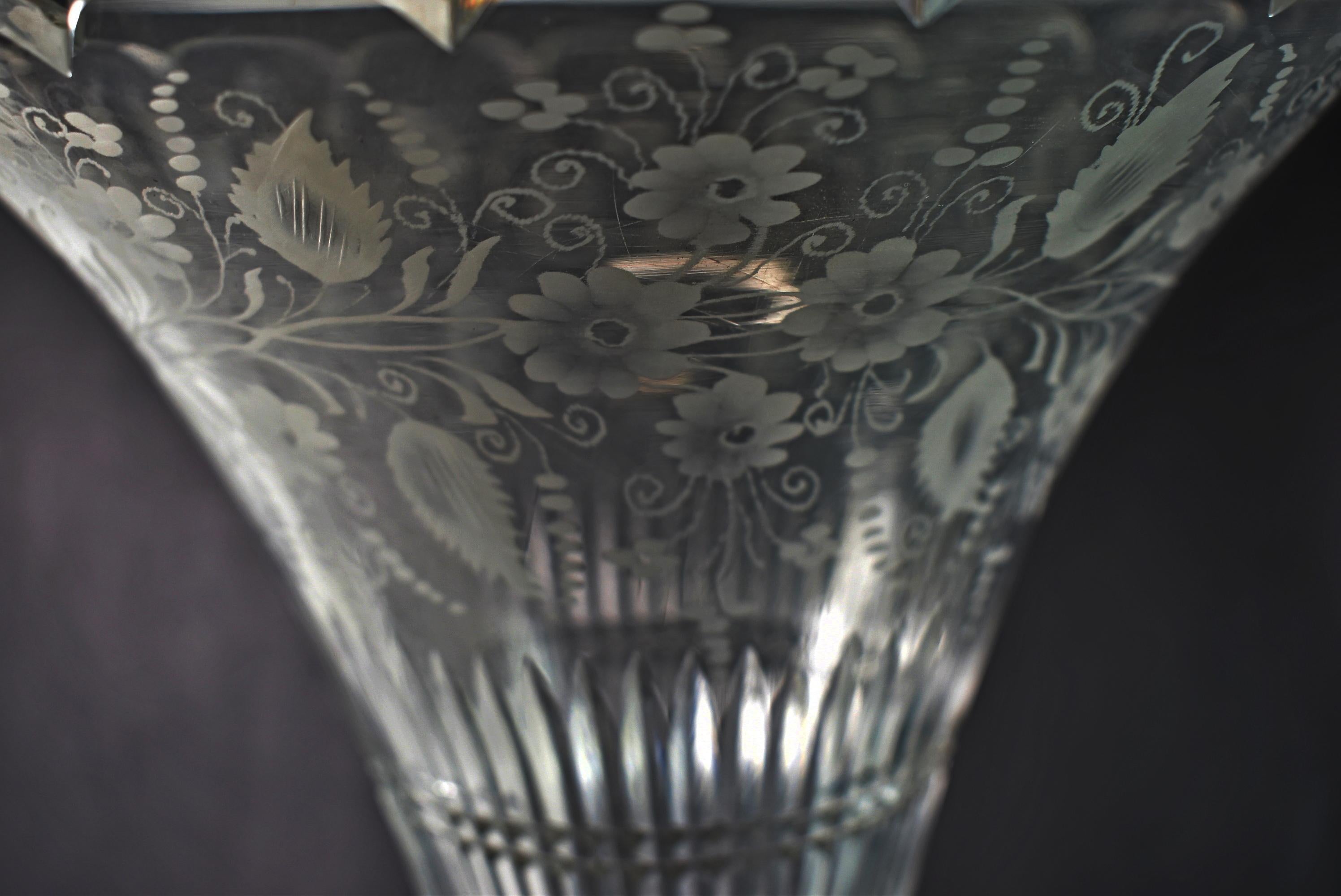 XIXe siècle Vase de centre de table victorien en bronze et verre taillé représentant des paons en vente