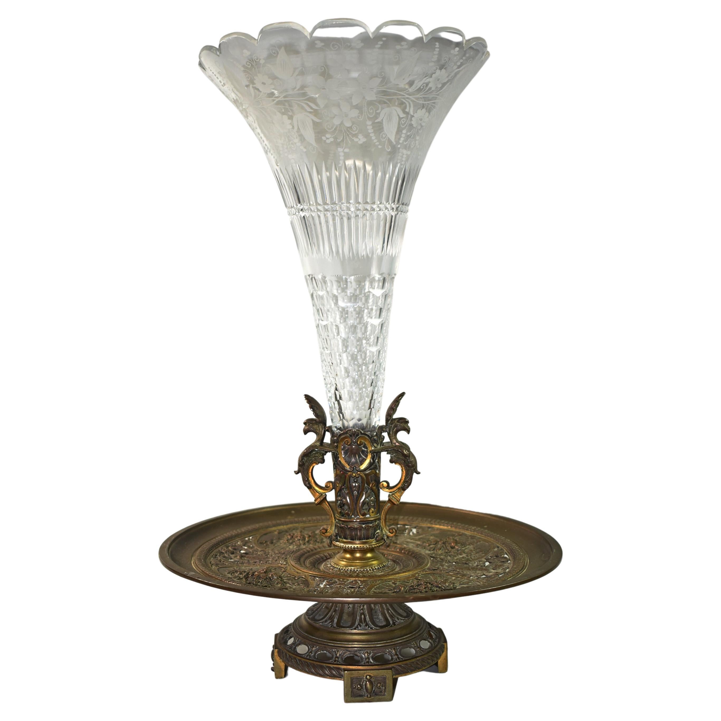 Vase de centre de table victorien en bronze et verre taillé représentant des paons
