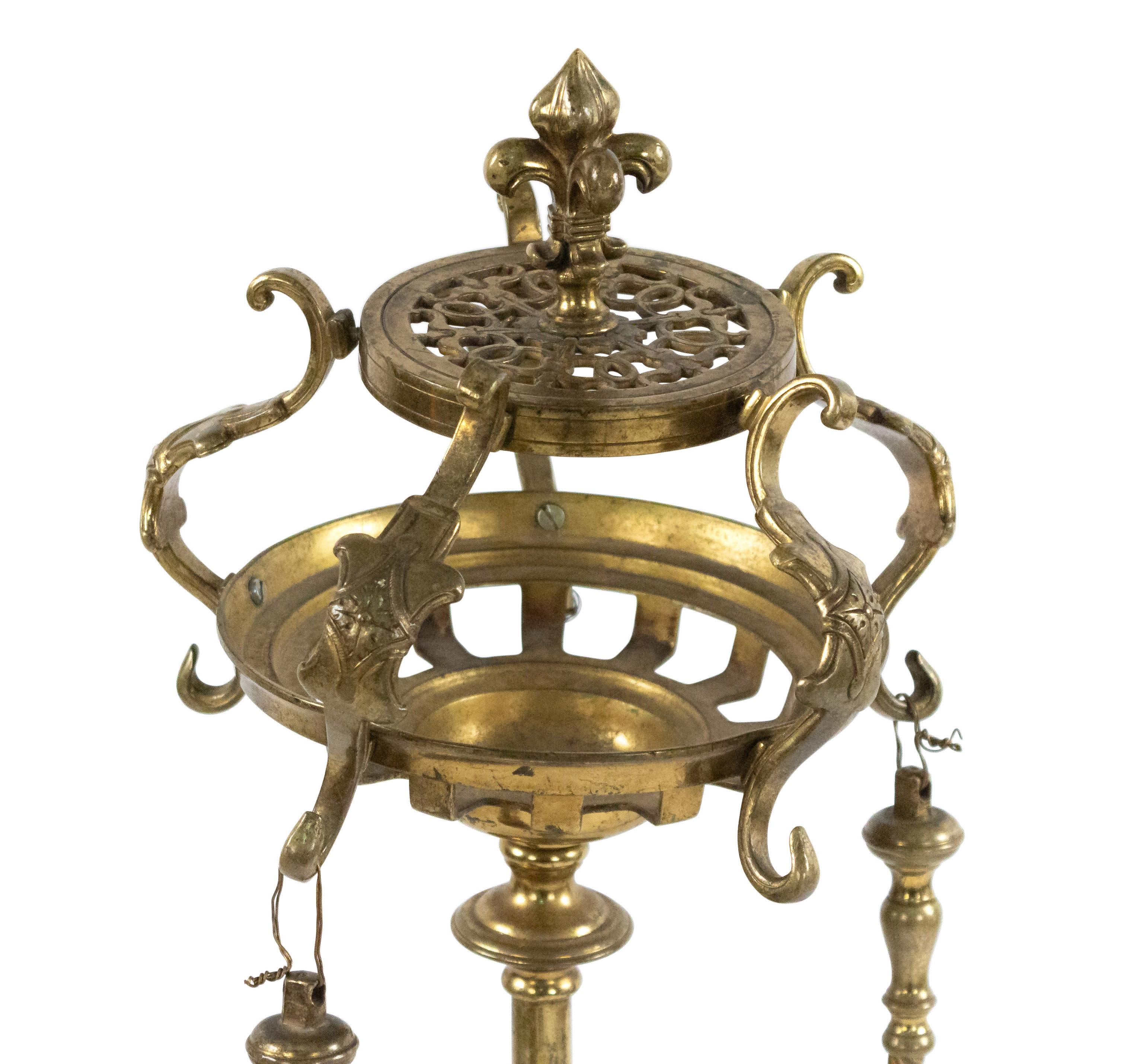 French Victorian round bronze fire tool stand with fleur de lis finial and swirl pedestal with 2 tools.

Condition: (The structure is loose and wobbles slightly)