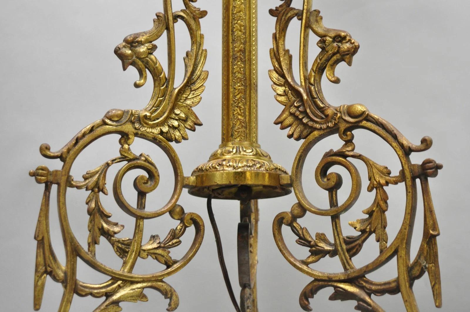 Lampada a olio convertita in bronzo vittoriano Griffin Figural Marble Side Table Lampada da terra in vendita 7