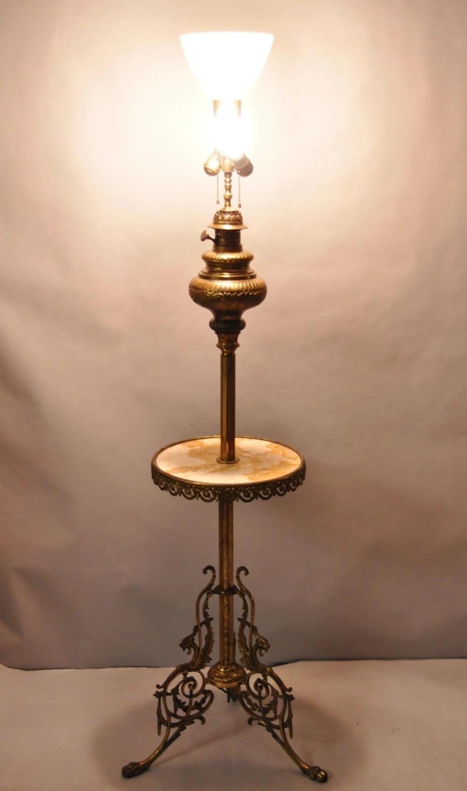 Inviaci un messaggio con il tuo codice postale per richiedere un preventivo per la spedizione negli Stati Uniti.

Antico bronzo vittoriano R. Ditmar Wien Sohnenbrenner Griffin Figural Converted Oil Lamp Marble Side Table Floor Lamp. Circa alla fine