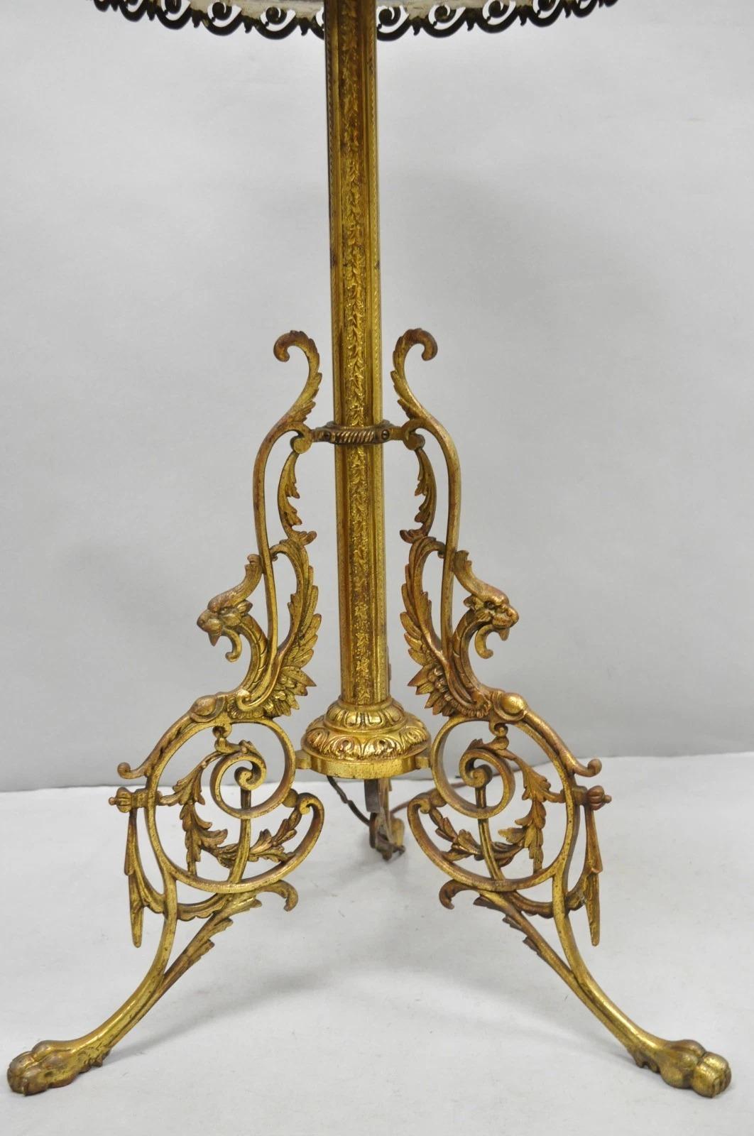 Vittoriano Lampada a olio convertita in bronzo vittoriano Griffin Figural Marble Side Table Lampada da terra in vendita