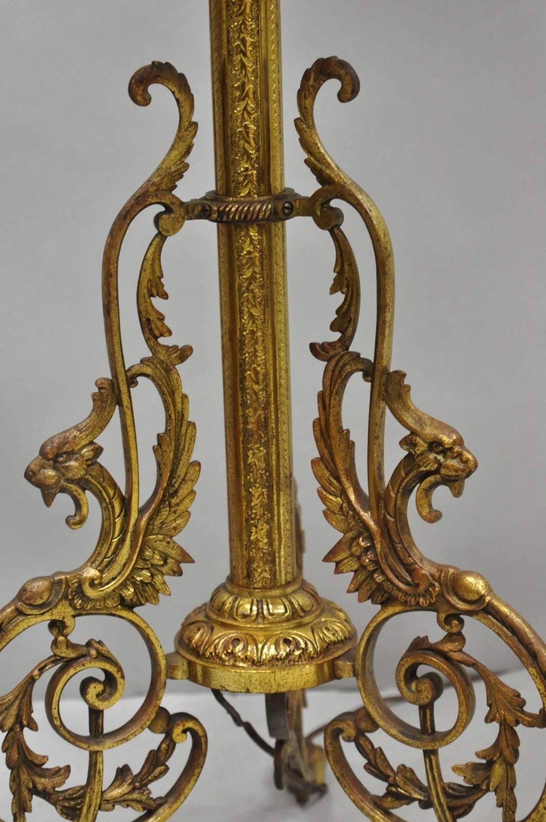 Lampada a olio convertita in bronzo vittoriano Griffin Figural Marble Side Table Lampada da terra In condizioni buone in vendita a Philadelphia, PA