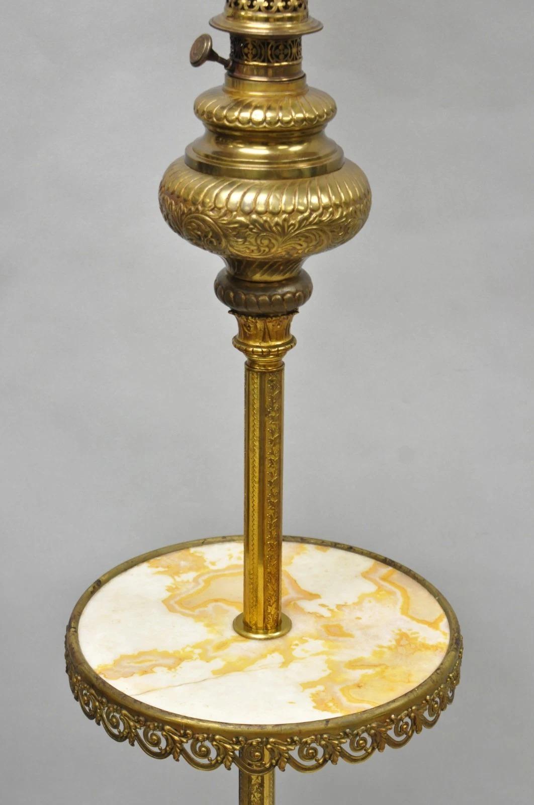 XIX secolo Lampada a olio convertita in bronzo vittoriano Griffin Figural Marble Side Table Lampada da terra in vendita