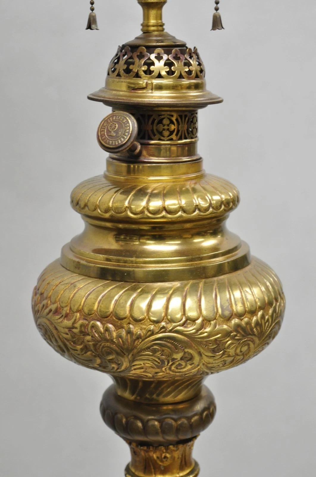 Lampada a olio convertita in bronzo vittoriano Griffin Figural Marble Side Table Lampada da terra in vendita 1