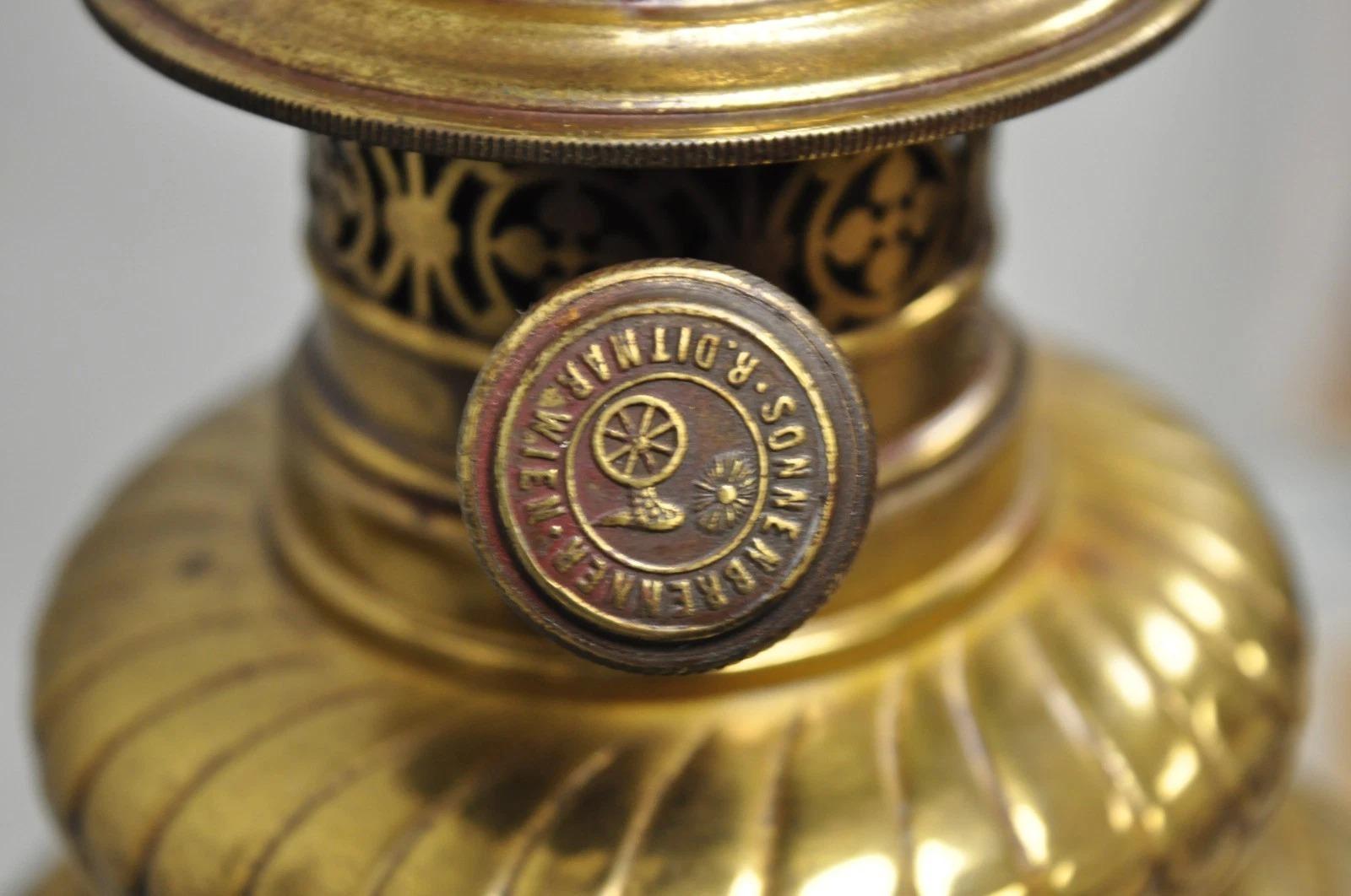 Lampada a olio convertita in bronzo vittoriano Griffin Figural Marble Side Table Lampada da terra in vendita 2