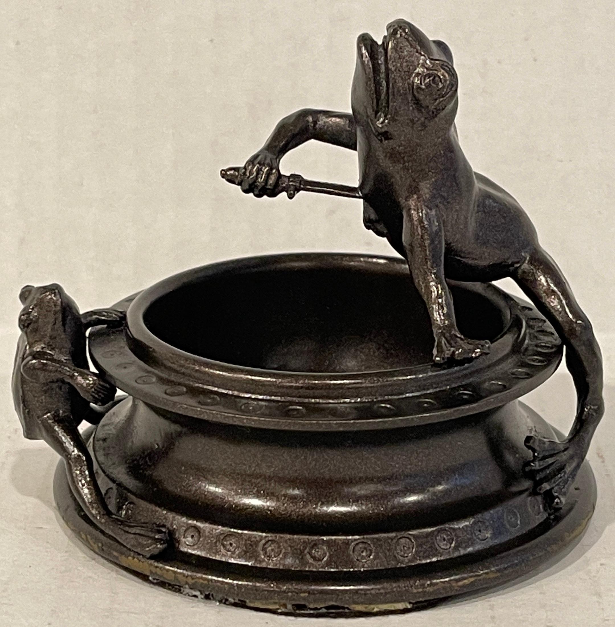 Victorian bronze operatic frog motif Vide-Poche, a petite Vide-Poche, depicting a frog stabbing itself with a sword, with a witness frog. An esoteric Victorian fancy objet. The catch all has a diameter of 2.5