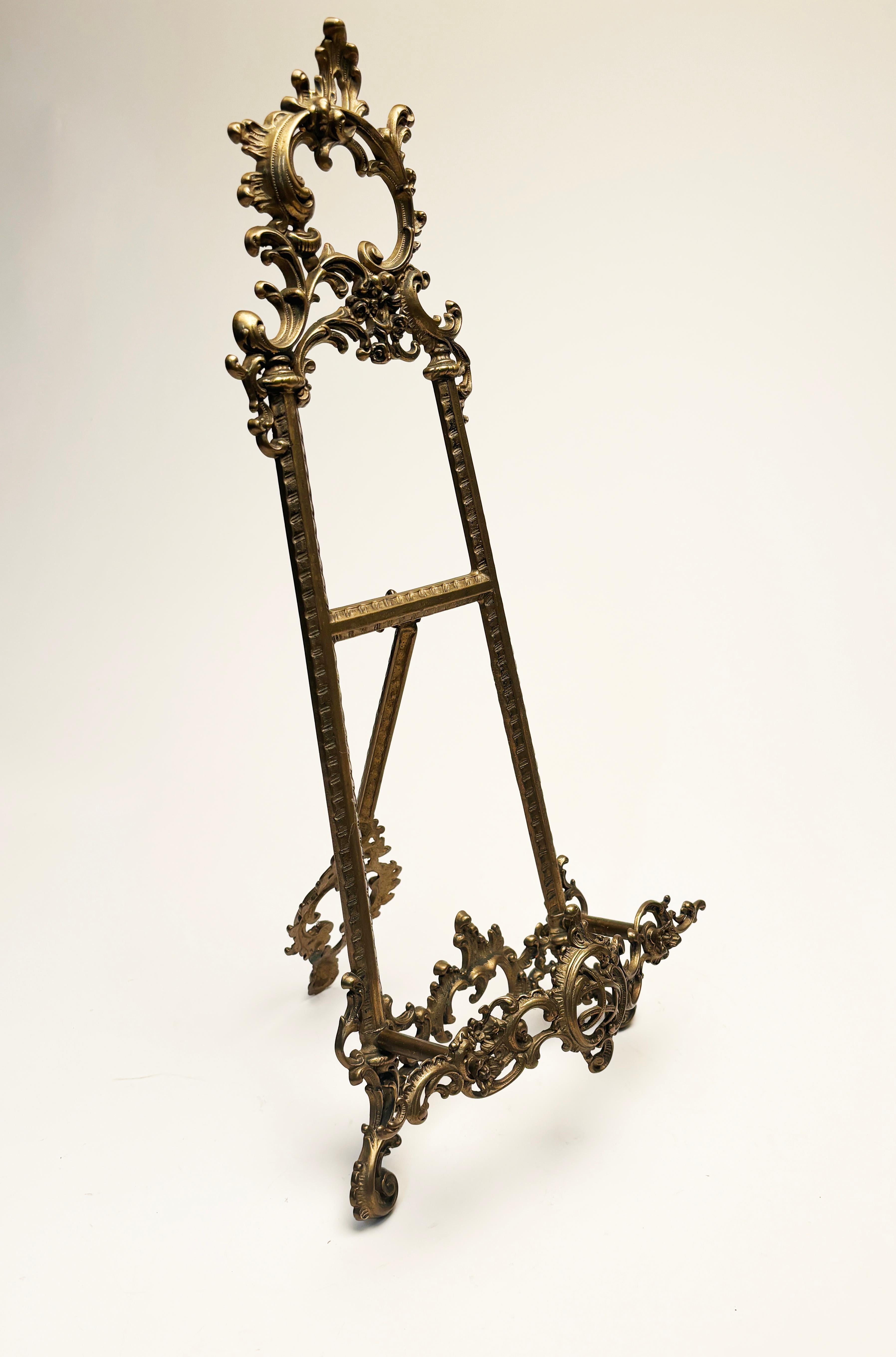 Diese atemberaubende viktorianische, antike Tischstaffelei wird Ihre wertvollsten gerahmten Stücke auf die nächste Stufe der exquisiten Präsentation bringen. Die kunstvoll gestalteten Akanthusblätter und floralen Motive sowie die Muster, die sich