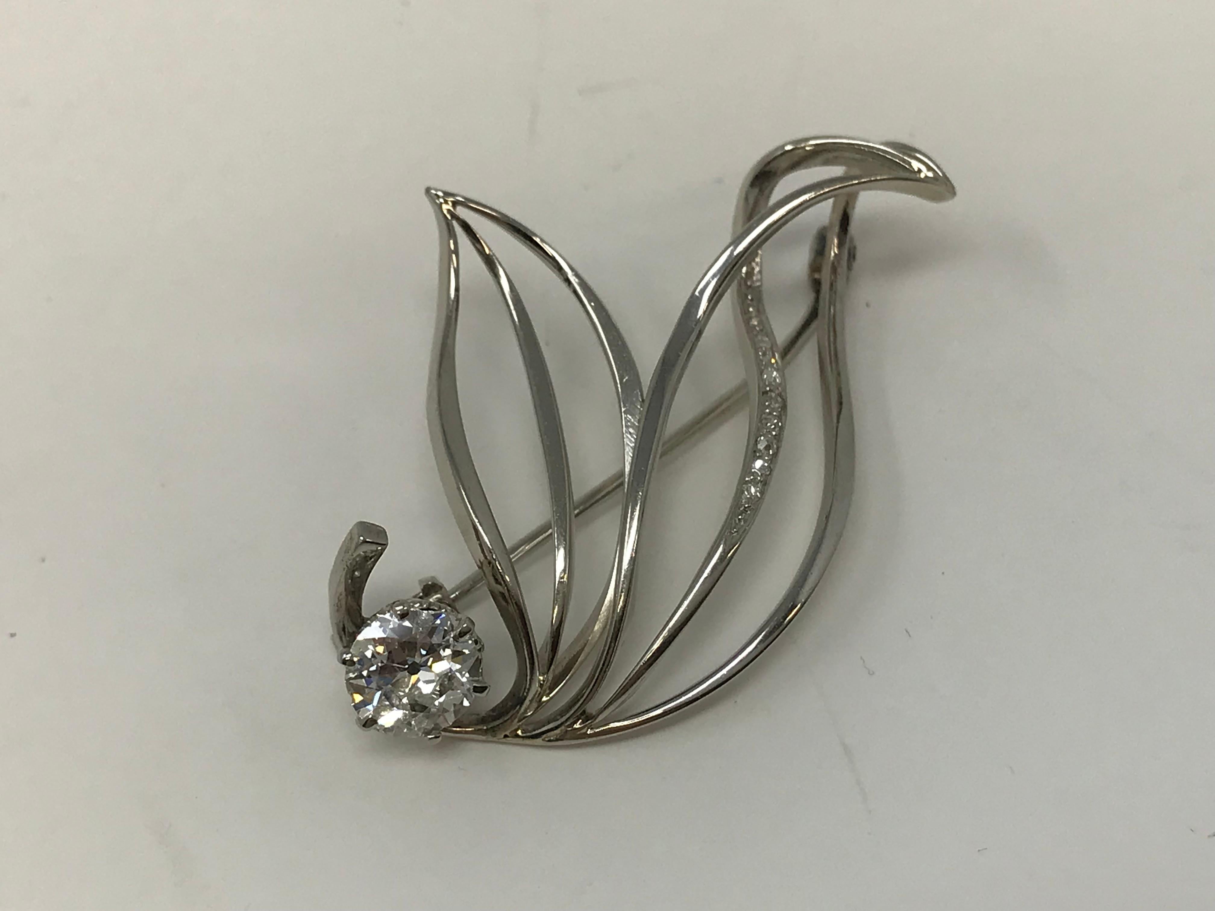 Broche victorienne en or blanc 14K et diamants sertie de 1 diamant de taille européenne pesant .78 ct , pureté SI 2 - I 1, couleur H, et 8 petits diamants. La broche est estampillée sur le côté, ce qui n'est pas clair mais a été testé 14K. Le Bigli
